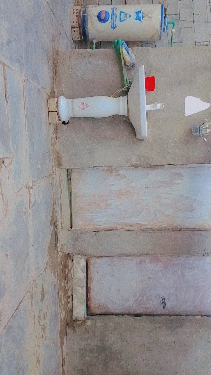 السلام عليكم بيت للبيع 100متر عكاده بي قرفه 6ب4 ومطبخ 3ب4 تبليط بل باب دوانم غرب شارع السوانم ‏‪***********‬‏ سعر 11وبي مجال
