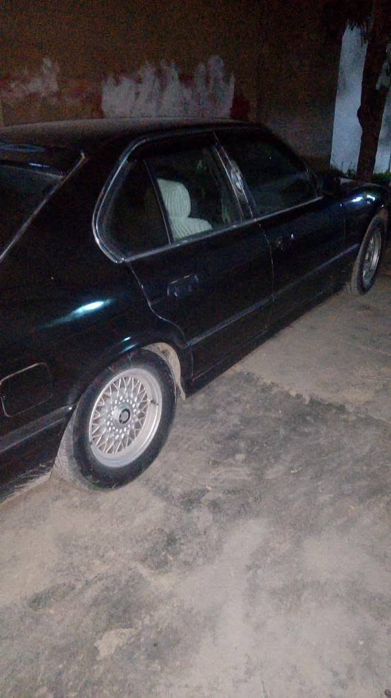 BMW
مەکینە کەپسی پێنسەو بیستە
 گیڕعادی سلایدە
 چوار ویلو تایەی لۆک
 ئاڕمی پلاستیکی دهۆکە
 سەیارەکە بێ عەیبە 
بەس لەکاتی زەختدا توزێ دووکەڵی هەیە
ئەکسلی کراوە بە 528
قفڵ و کۆتای 25 گەڵایە
‏‪*********** السليمانية, العراق
