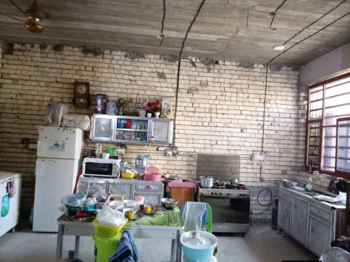 السلام عليكم ورحمة الله وبركاته بيت للبيع في هور رجب بصف محطة اضواء بغداد مساحه 150متر واجهه 10متر نزال 15 يبعد عن الشارع هور رجب 50 متر بدون بيتونه بيتونه جينكو صاعده سافين الرقم *********** رصيد وواتساب السعر 75مليون وبي مجال
