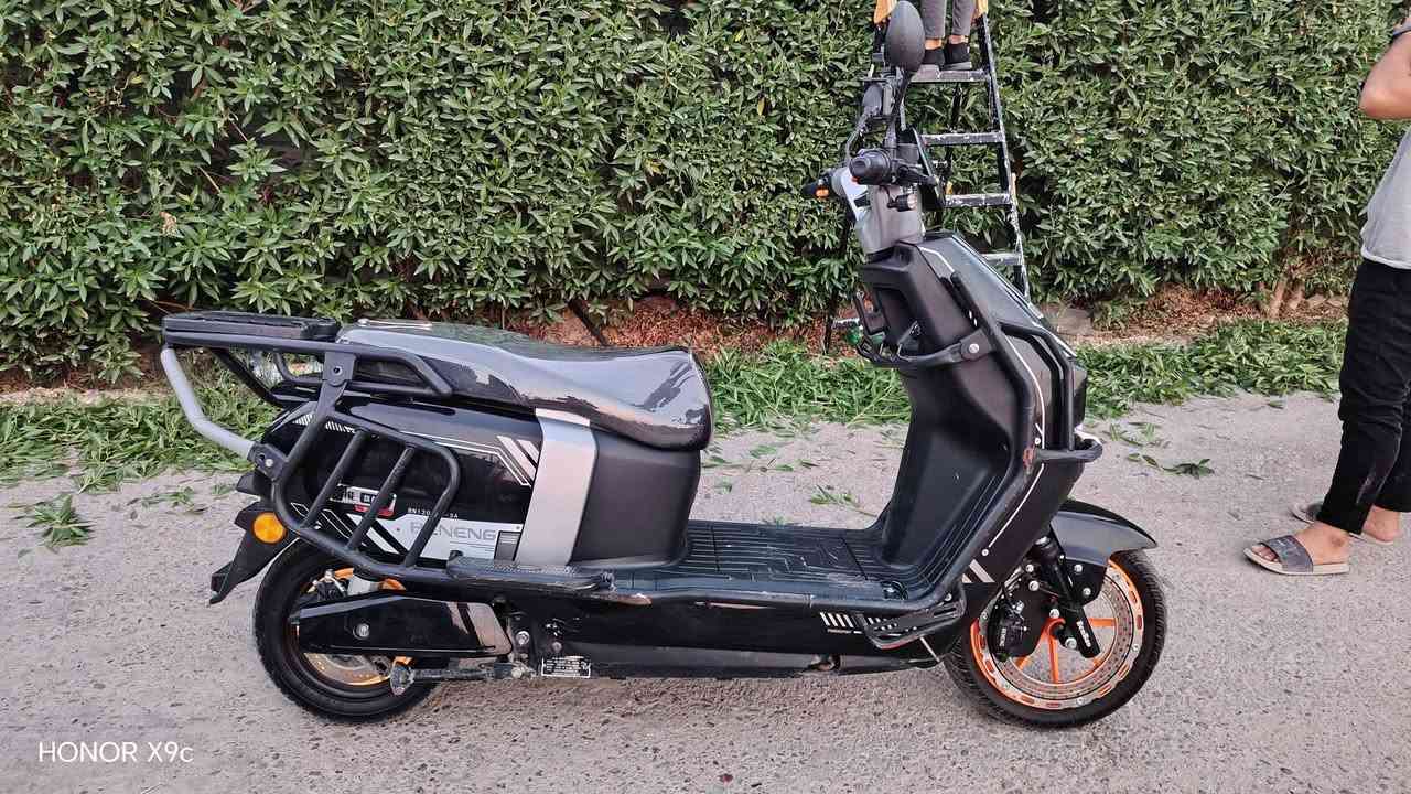 سلام عليكم للبيع دراجة شحن GT ام عيون.  ملف 3500 بطاريلت مصطرة. دراجة نضام R.  خلف تشح نفسهة من تهد السكليتر ونضام p   جديدة ماشية 1000  والله خير من الله اروح بيهة  مسافة 10 كيلوات تصرف طابوكة وحدة. وسعرهة 750وبيهة مجال.  ولعنون بغداد  غرب المركز المصطفى  ناحية الرشيد. موديل 25. مدرعة   اتصل ***********.   لا يوجد وتساب.   بس مازنجر. وتصال.
