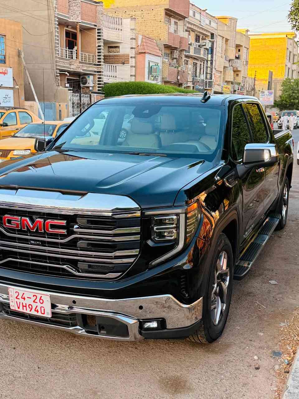 جمسي سيرا - 2025 . SLT 
فئة SLT. X3OF ROD 
اعلى المواصفات 
رقم اربيل سنويه بسمي ترقيم جديد شرط التحويل 
عداد المسافه (11,000mil)
باب طويل بدي قصير المرغوب 
حجم المحرك 5300cc 
8 سلندر 
كير طرح 10" نمر 
تحكم ستيرن جهتين 
فتحة سقف
كشنات جلد + قاصات كشنات خلفيه 
مثبت سرعه 
بصمه + بصمة ابواب 
سايد بريك كهرباء
فور ويل 4*4 
باب البدي الخلفي 3قطع كهرباء 
داخل لونين 
عداد سرعه دجتل 4 وضعيات 
داته شو 
رادار امامي + خلفي 
نضام نقطه عمياء 
5 كامرات محيطيه مع شاشه حجم كبير تدعم ابل كار بلي 
سستم صوت سماعات بلادي BOSE
كشنات اماميه + خلفيه تدفئه وتبريد +كشنات اماميه كهرباء مع ذاكرة خزن كشن السائق 
هيتر تدفئة الستيرن 
تشغيل عن بعد 
تحديد مسار 
اوتو ستوب 
نضام انحدار 
وضعيات قياده 
ستيرن كهرباء 
مري شفط 
شاحن لاسلكي 
حساسات اماميه + خلفيه 
جامه خلفيه سلايت كهرباء الى الخ 
سياره كفاله من الصبغ والبارد 
والتبديل .
❓بيع او امراوس حسب القناعه 
للراغب بالشراء الاتصال
***********
