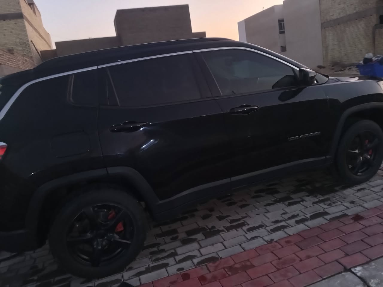 سلام عليكم عندي كومباس موديل 2022 بعدة ما مرقم تترقم اي محافظه سيارة فول فول خنك  ضربتها بس بنيد حادثها الامريكي سيارة جديدة ماشيه  28 الف مكاني كربلاء سعرها 135 وبيها مجال قليل رقمي ***********

