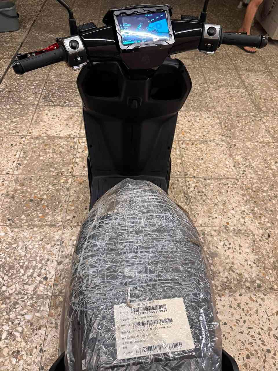 سلام عليكم دراجه زيهو AE4pro للبيع
دراجه جديده ماشيه 1000km ماخذها على ايدي بعدها بالضمان من الشركه بيها ملاحضات 3شخوط فقط 
بطاريه ليثيوم واني ضايفلها بعض الاضافات مثل درع شاشه تجوه خلفيه ويدات بريك رياضي اصلي مال الدراجه الدراجه مكانها بغداد سعرها مليون و800وبيها مجال للطيبين وتكدر تتاكد من سعرها من الشركه مالتها ولا تكسرون بالسعر تاكد من سعرها وتعال رقم تلفون ***********الرقم 
السعر مليون و800الف 
الدراجه بعدها بالضمان وكامل ملحقات الدراجه موجوده 
المواصفات :-
الفرامل
Disc Brake
نظام Hydraulic عالي الكفاءة
الاتصال والترفيه
سماعات مدمجة
Bluetooth نظام
• الاتصال، الرد، الرفض، وتجانب المكالمات
← من خلال الشاشة أو التحكمات
ا نظام NFC الذكي
READY
فتح وتشغيل الدراجة بواسطة مفتاح NFC
أمان عالي وسهولة استخدام
ميزات ذكية إضافية
km/H
مراقبة أسلوب القيادة إذا عطيتها لشخص ثاني
• معرفة إذا المشي سريع أو هادئ :-

السرعة القصوى 70 كم/س
تمشيك لحد 70 كم (حسب الاستخدام)
البطارية وخياراتها
ملف 3000واط
بطارية ليثيوم
• نظام حماية ذكي للملف والبطارية عبر تنظيم التيار
أثناء الشحن
• دعم خاصية الحفاظ على الشحن وإدارة الطاقة ب الشاشة الذكية والتحكم
(iPad Style) شاشة ذكية جدا ومتطورة
شاشة كبيرة عالية الوضوح تعرض السرعة، الشحن

استاند ذكي:
تنزل الاستاند →- الدراجة تطفي
ترفعه →- تشتغل بعد الأمان
• الإضاءة ومقاومة المي
نظام إضاءة LED متطور حاصل على براءة اختراع
(LED Tech)
لايت زينون عالي وناصي قوي جداً
نظام إضاءة أوتو:
تدخل نفق → تشتغل إنارة الدراجة والدشبول تلقائياً إنارة الغمازات واضحة جدا
الدراجة بالكامل ضد المي
* ﻿﻿داخلة اختبارات جودة وتحمل
* ﻿﻿الأنظمة الكهربائية والإضاءة محميّة ومعزولة
® الرزانه والراحة
رزانه كلش عالية أثناء المشي
ثبات ممتاز بالطريق حتى على السرعات العالية نصبة مريحة للاستخدام اليومي
الفرامل
Disc Brake
نظام Hydraulic عالي الكفاءة
الاتصال والترفيه
سماعات مدمجة
Bluetooth نظام
• الاتصال، الرد، الرفض، وتجانب المكالمات
← من خلال الشاشة أو التحكمات
ا نظام NFC الذكي
READY
فتح وتشغيل الدراجة بواسطة مفتاح NFC
أمان عالي وسهولة استخدام
ميزات ذكية إضافية
km/H
مراقبة أسلوب القيادة إذا عطيتها لشخص ثاني
• معرفة إذا المشي سريع أو هادئ ... 4
