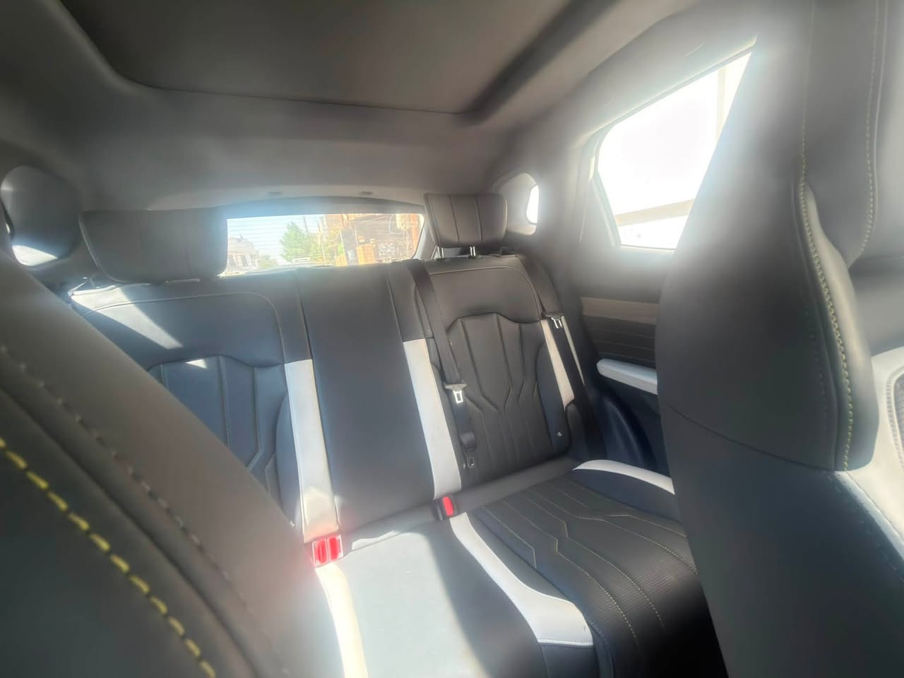 🚘 للبيع Jetour L6 Plug-in Hybrid موديل 2025
🚘 للبيع جيتور L6 موديل 2025 Plug-in Hybrid

السيارة مواصفات عالية، نظيفة وممشاها قليل كلش ومناسبة للي يريد سيارة اقتصادية وحديثة.

🔹 الموديل: 2025
🔹 اللون: أبيض
🔹 الممشى: 8,664 كم فقط قابل للزيادة
🔹 المحرك: 1.5 تيربو هايبرد
🔹 Plug-in Hybrid يعني تشتغل بنزين وكهرباء وتنشحن
🔹 جير أوتوماتيك DHT
🔹 كاميرات 360
🔹 رادار وأنظمة مساعدة بالسواقة
🔹 فتحة سقف
🔹 شاشة عدادات ديجيتال
🔹 شاشة وسطية كبيرة
🔹 مثبت سرعة
🔹 حساسات ركن
🔹 دخول وتشغيل ذكي
🔹 فرامل يد إلكترونية
🔹 Auto Hold
🔹 أوضاع قيادة مختلفة ومنها ECO
🔹 إضاءة LED
🔹 مراقبة ضغط التايرات
🔹 تكييف أوتوماتيك
🔹 سيارة هادئة ومصرفها كلش زين داخل المدينة والسفر

✅ السيارة بضمان الشركة

🔧 ملاحظة مهمة وبكل وضوح:
صار سابقاً مشكلة بسبب أزمة البنزين، وعلى أثرها تم تبديل محرك السيارة بمحرك جديد أصلي من الشركة، والشغل كله تم عن طريق مركز الشركة وبفاتورة رسمية.
قيمة المحرك والقطع والشغل تقريباً 3 ملايين دينار، والسيارة حالياً تشتغل بصورة طبيعية والمحرك الجديد تحت ضمان الشركة.

🔹 السيارة بيها ضربة بسيطة بالباب الخلفي جهة السائق مثل ما مبين بالصور، ومذكورة بالإعلان حتى يكون كلشي واضح للمشتري.

💰 السعر: 28,500,000 دينار
🤝 قابل للتفاوض بالمعقول

📩 التواصل ‭***********‬.
