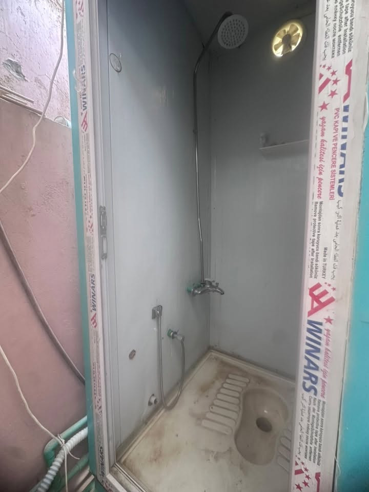 السلام عليكم ورحمة الله وبركاته حمام + تواليت سندويج مستخدم اقل من شهر نضيف جدا والصور تحكم تأسيس ماء و و كهرباء و مجاري كامل السعر 375 وبي مجال العنوان كربلاء البوبيات هاتف ***********
