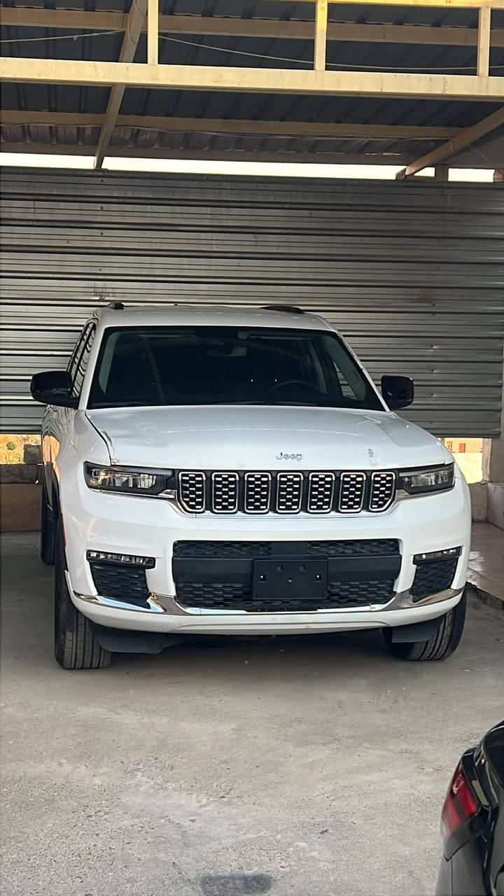 السلام عليكم
JEEP GRAND CHEROKEE
جيب كراند شيروكي 
لون ابيض
موديل :- 2024
 محرك 6 سلندر  3600 
موصفات 
فورويل 4*4
7 راكب
بصمة 
تشغيل عن بعد
صندوق شفط
 رادارات 360 درجه 
 اوتو ستوب 
 نقطه عمياء
 ابل كار بلي اوتو 
 عداد دجتال 
كامره خلفيه
سستم صوت سماعات 
 شاشه كبيره 
3 قطع تبريد 
تحديد مسار 
ماشيه 34 الف ميل
صبغ :-فقط جملغ امامي صبغ بدون دواخل و بدون ارباك جميع ارباكات سليمه بلادي 
سياره بدون رقم لازم ترقيم شمالي فقط
عنوان 📍عقرة
سعر :- 260 $ ورقة  بدون رقم 
رقم تلفون و واتساب ☎️
***********
