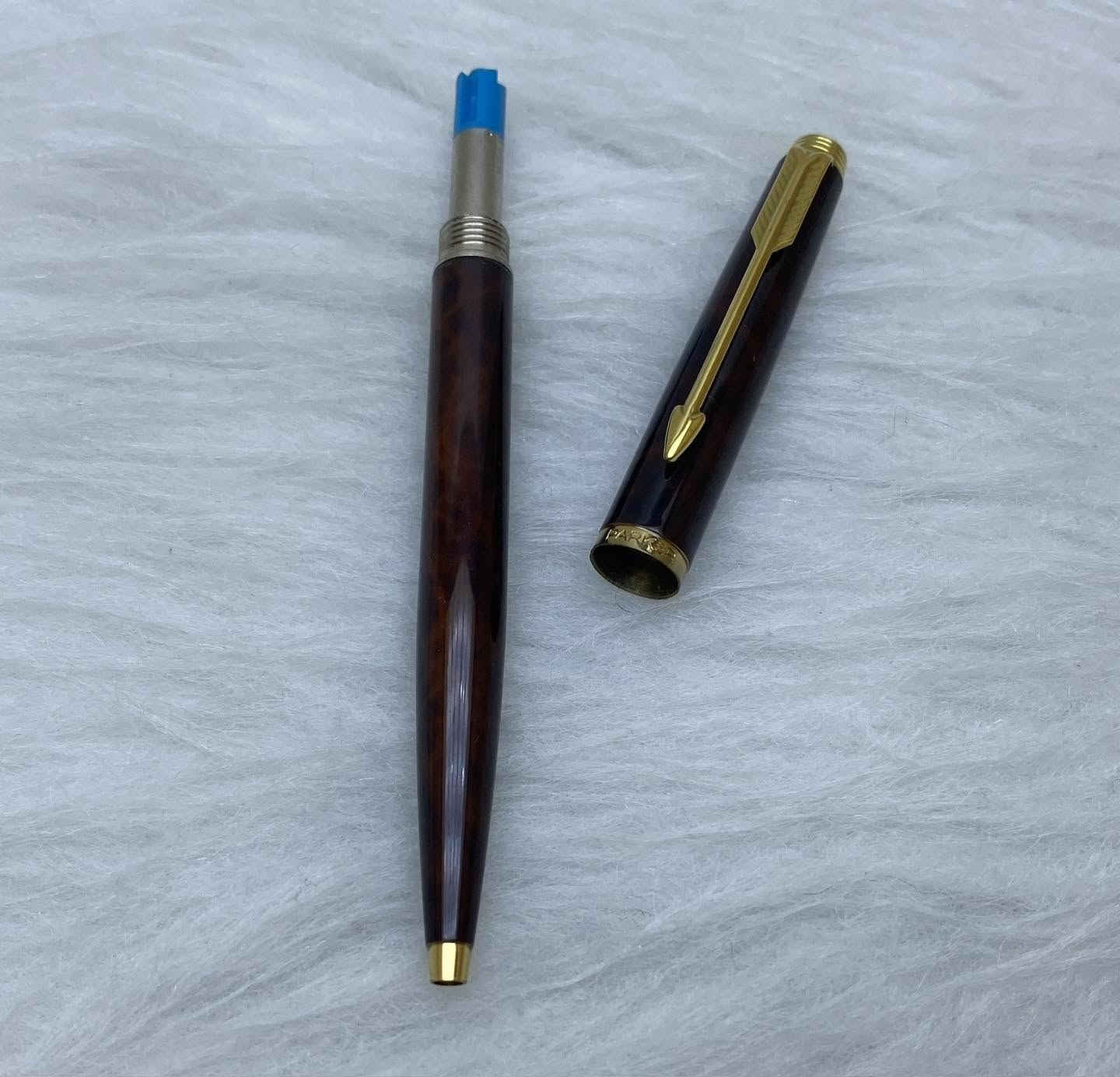 PARKER(75)
 قلم  باركر  ٧٥
جاف 
فرنسي المنشأ اصلي 
حجري 
نقشة مميزة 
جنكال + حلقات طلاء ذهب 
حجم الخط M
انتاج سنة الثمانينات 
جديد غير مستخدم  
مع العلبة و الكرنتي
للاستفسار المراسله على الواتساب او الاتصال بالرقم  *********** 
يوجد خدمة توصيل داخل بغداد و محافظات⁩ #بغداد #محافظات⁩

