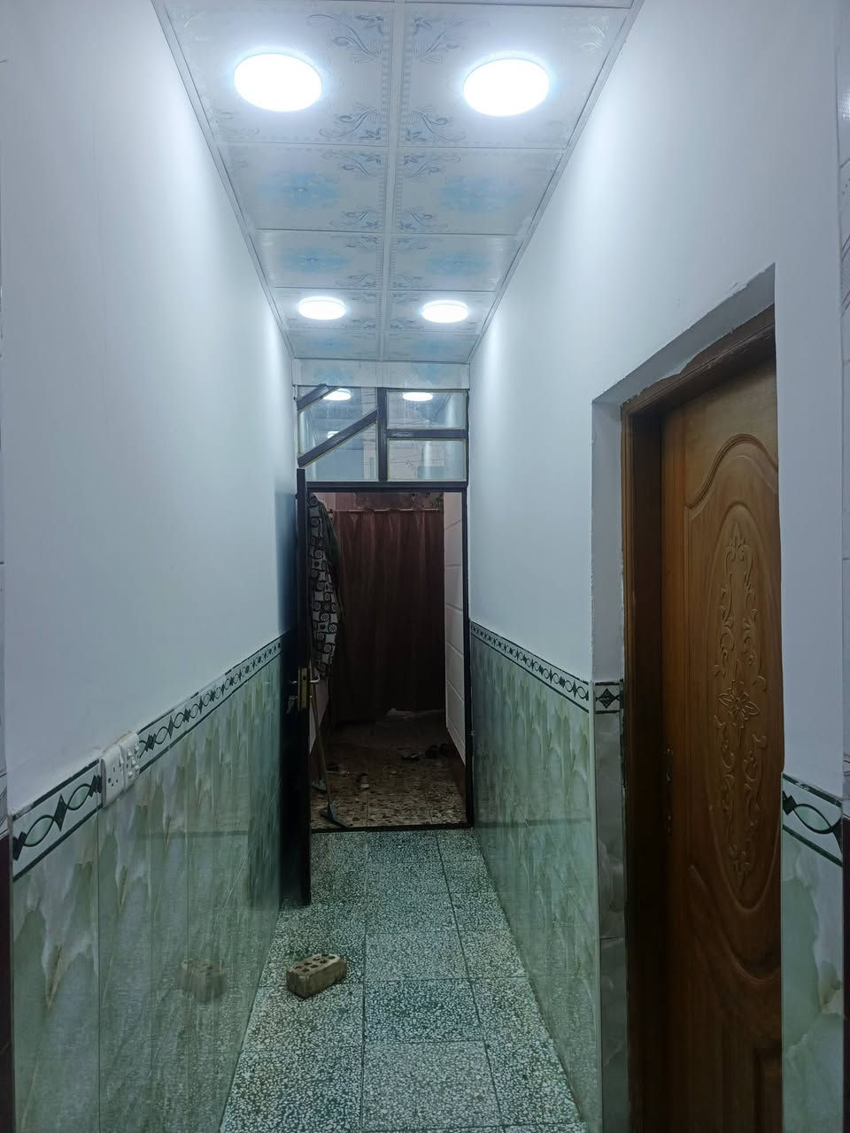 بيت ١٠٠متر للبيع حي النداء ب٥٩ صب كونكريت طابقين دبل فاليوم كامل مكمل 
استقبال ومطبخ وصاله وغرفه وحمامات داخليه وخارجيه والطابق الثاني ٣غرف وحمام سيراميك كاشي سقوف ثانويه 
بصف الركن قرب شارع ١٥ ومدرسة حسن نصرالله السعر ١١٥ 
***********
