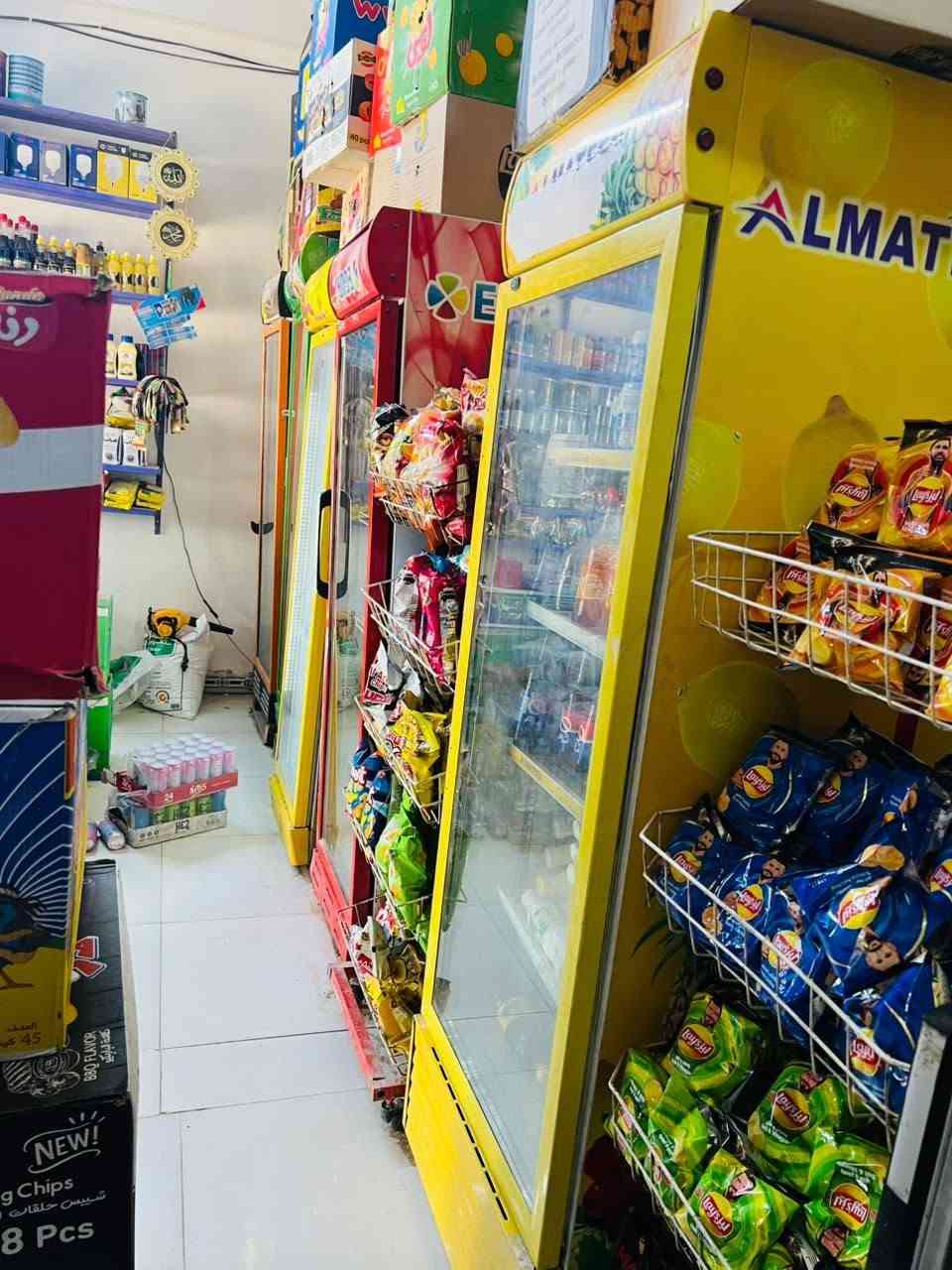 لسواق البيع عله شارع 60 بين حي النضال وحي الجهاد عله شارع الوجهيه 6 ونزال 6 تحتوي عله 6 برادات 3 مجمدات وحده لشركه ستم كامرات وسبلت ومبرده ليجار 350  ولمولده 20 انبير 150 دخلها ليومي 350 له 400  لسعر  انتصل ***********
