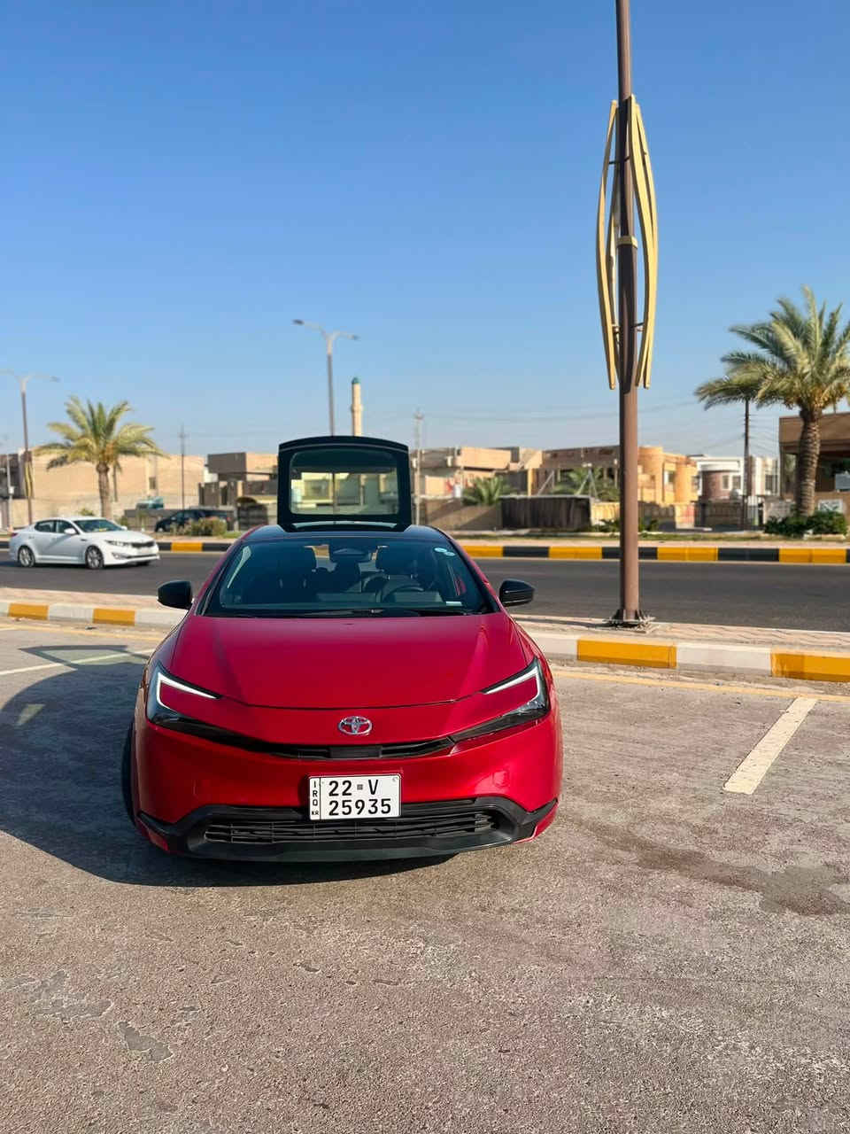 للبيع فقط ماروس بس الشراي يدخل  Prius Prime XSE 2024
سيارة جديدة بحاله الوكالة 

* المحرك: 2.0 لتر، 4 سلندر هايبرد.
* القوة الإجمالية: 220 حصان.
* القير: ECVT.
* الدفع: أمامي FWD.
* التسارع 0–60 ميل: حوالي 6.6 ثوانٍ.
* البطارية: ليثيوم-أيون 13.6 kWh.
* المدى الكهربائي: حوالي 39 ميل / 63 كم في XSE.
* استهلاك الوقود في وضع الهايبرد: حوالي 52 MPG مجمع بحسب مواصفات السوق الأمريكي. 
* الجنوط: ألمنيوم 19 إنش.
* المقاعد: SofTex، والمقعد الأمامي للسائق كهربائي 8 اتجاهات ومدفأ.
* الشاشة: شاشة 8 إنش قياسية، و12.3 إنش متاحة حسب التجهيز.
* Apple CarPlay وAndroid Auto: لاسلكي.
* الشحن اللاسلكي للهاتف: متوفر قياسيًا في XSE.
* مساعدة الركن الأمامي والخلفي مع كبح تلقائي: قياسية.
* السقف الزجاجي الثابت: متاح.
* نظام JBL وشاشة 12.3 إنش: قياسية في XSE Premium وليست XSE العادية.
* ⁠
الحادث باب ودعاميه حادثها جدا خفيف 
ماشية ١١ الف كيلو 
مكان السيارة الانبار الفلوجة 
 للاستفسار ***********

