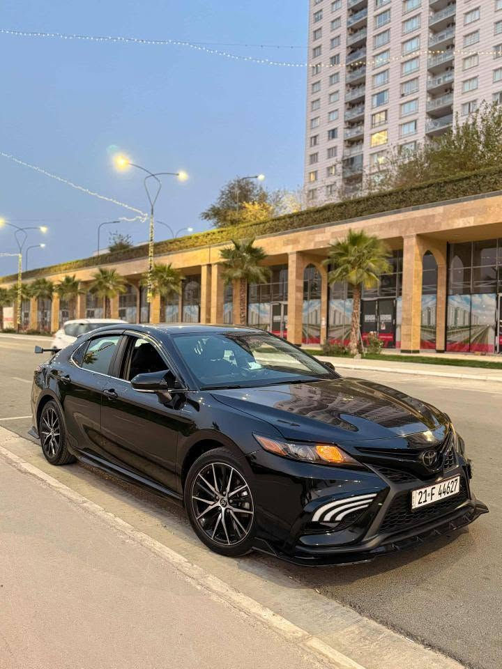 🚘 Toyota Camry SE 2023 
كامري للبيع فقط ...المكان سليمانية 
  الون: أسود 📍 رقم سليمانية  السنوية لغاية 2030 🔄 تحويل ثاني يوم✅ السيارة مكفولة من الكشر والمكينة والكير ✅ الضربة قطعة واحدة فقط: جامخ أمامي جهة السائق ✅ السيارة مرتبة ونظيفة ✅ تخم تاير جدد برجستون الياباني الاصلي 2025
⭐ مواصفات SE:
• محرك 2.5 لتر 4 سلندر بقوة حوالي 203 حصان
• قير أوتوماتيك 8 سرعات
• وضعيات قيادة Normal / Eco / Sport
• جنوط ألمنيوم 18 إنش
• إطارات 235/45R18
• مقاعد رياضية Sport SofTex
• مقعد السائق كهربائي
• مكيف أوتوماتيك Dual Zone
• شاشة معلومات متعددة
• شاشة لمس 7 إنش
• Apple CarPlay و Android Auto
• Bluetooth و USB
• كاميرا خلفية
• مثبت سرعة راداري متكيف
• Toyota Safety Sense 2.5+
• تحذير مغادرة المسار ومساعد البقاء على المسار
• نظام ما قبل الاصطدام مع الكبح التلقائي
• 10 Airbags
• ABS و VSC و Traction Control
• مراقبة ضغط الإطارات TPMS
• تشغيل بصمة/زر Push Start حسب التجهيز
• مرايا كهربائية مع إشارات انعطاف
• مصابيح LED و Daytime Running Lights
• جناح خلفي رياضي
• شبك أمامي رياضي أسود
• مخارج عادم مزدوجة
• مقود تلسكوبي متعدد الوظائف
• تحكم بالصوت والمكالمات من المقود
• 5 مقاعد جلد اسود 
📌 السيارة SE، ومواصفاتها واضحة للمشتري.
💰 السعر: 225 📞 للاستفسار: ***********
