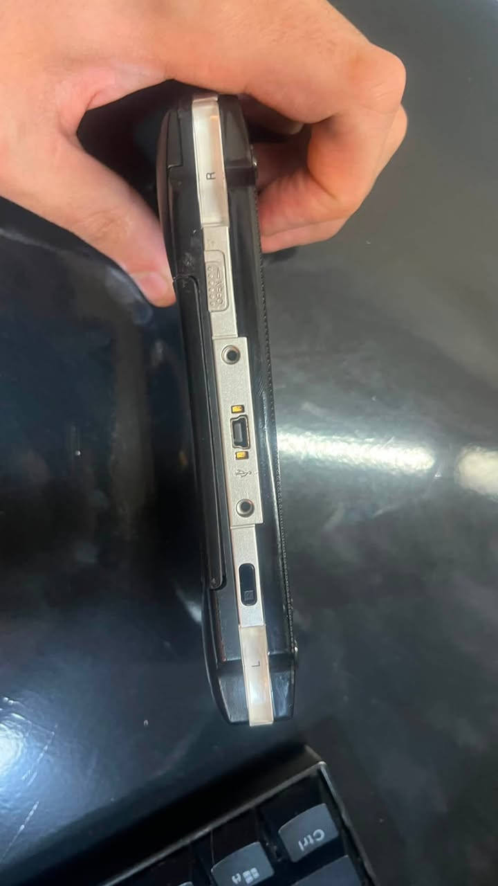 السلام عليكم 
Sony PSP
للبيع جهاز نظيف جدا شغال مابي اي خلل رام 8GB. مع بطارية بدون شاحنه فقط جهاز وبطارية سعر 110 الف للتواصل واتساب 
***********
