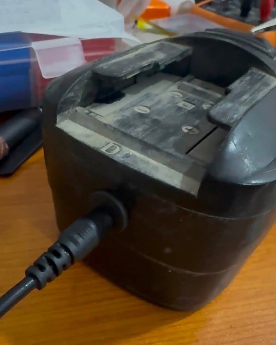 تجميع بطاريات ليثيوم لدريل شحن 12V

البطاريه القديمة نوع نيكل كادميوم
تم استبدالها بخلايا ليثيوم ايون 2500mAH من شركة EVE مع كرت BMS لحماية البطاريات من الشحن الزائد والتفريغ الزائد

تم زرع منفذ شحن داخل البطاريه ليتم شحنها بشكل مباشر بدون قاعدة شحن

السلطاني لبطاريات الليثيوم
بابل - قضاء المحاويل - قرب مطعم فينيسيا
***********
