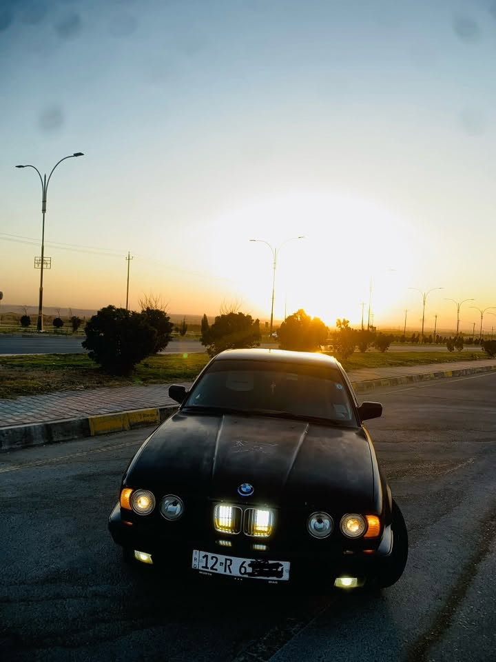 بي ام للبيع 520 كبس
موديل 1992
تبريد + تدفئه
رقم نينوى 
بدون اي ضرر السياره بلادي بدون اي خيسان
سستم كزوز على الرمونت فتح وغلق رياضي
تقحيل فقط بوند وصندوق
محرك شرط كير عادي 
مكان السياره موصل 
السعر ٦٥ $
شاري اتصل ***********
