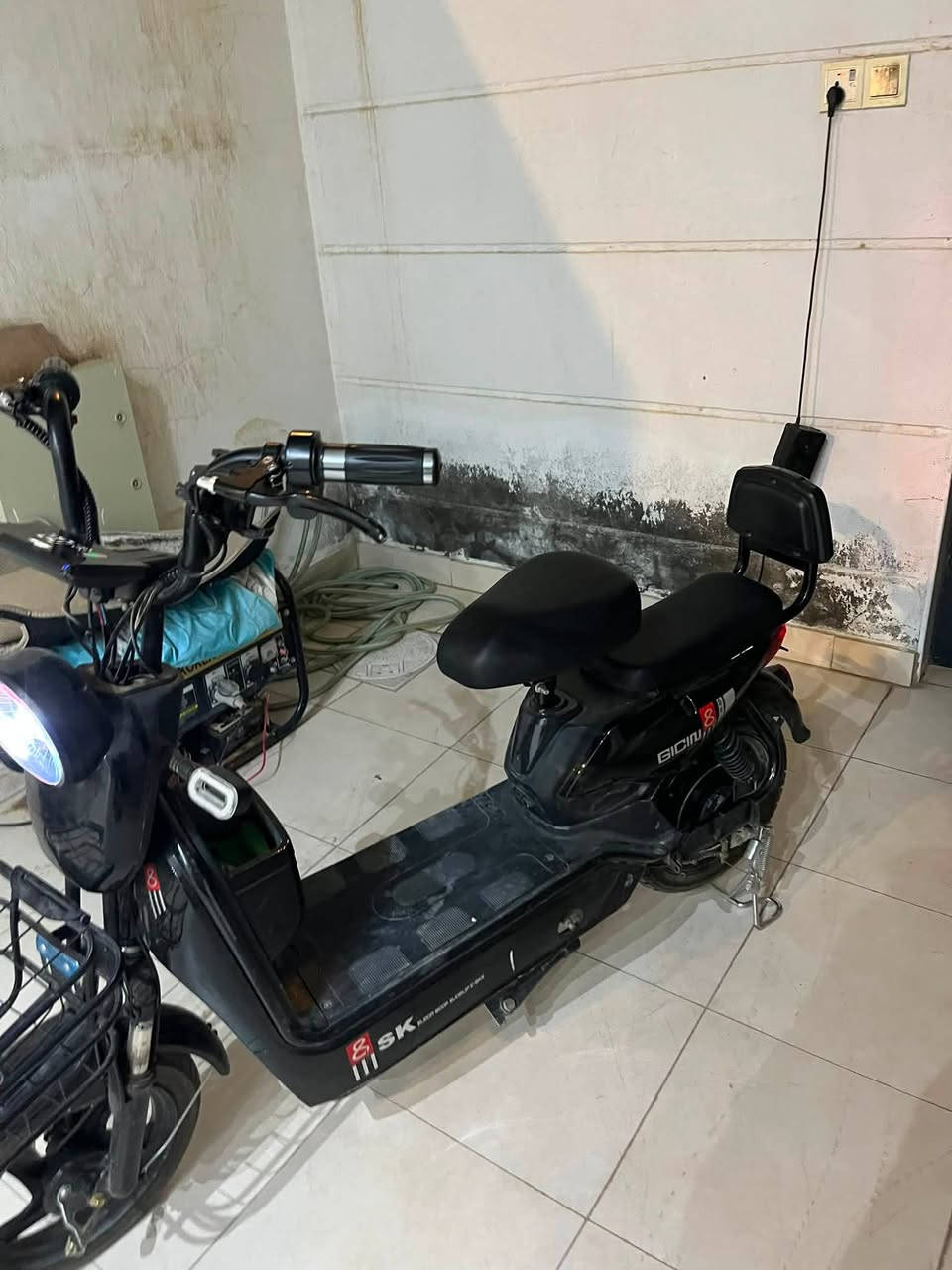 دراجه شحن للبيع دراجه جديده صارلي شهرين من مآخذه على ايدي ما بيه اي عطل 4 بطاريات 48 فولت كل وحده 12 فولت دراجه 3 سرعات 35-45-60 بيها سله ولايت وهورن وإشارات يمين يسار و الشاحنه مالته و وياه مرايات بس اني ما شادهن سعر 350 الف للتواصل خاص او ***********

