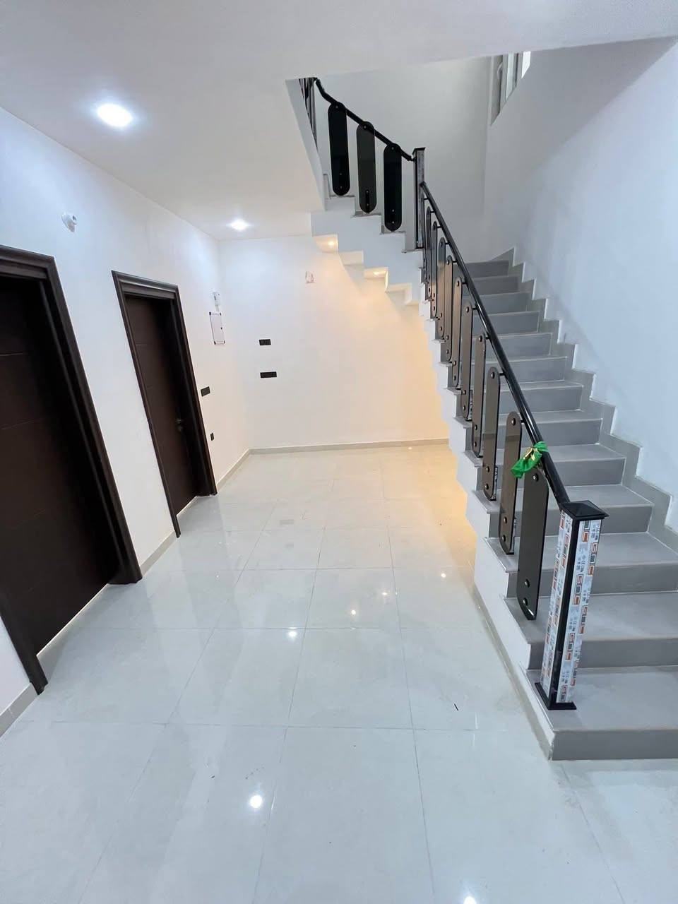 🏠دار للبيـــــــــــع

فـٓـــي حــــــي الطيـــــارة بدايـــــــة شــــــارع 25 فرعـــــــي
_________________
المساحــــــة // 118.5م #طابـــــو #زراعـــــــي #صــــــرف
الواجهـــــــــة // 6.75م
النـــــــــــــــزال // 17.5م
_________________

🧱🏗️ #الطابــــــــــــــق #الأرضـــــــــــــي
غرفــــــــــة وصالـــــــــة وهـــــــــول ومطبـــــــــخ ومجمــــــــــــع صحيــــــــــات وطارمـــــــــــة وصحيـــــــــات خارجيــــــــــة  ...
🧱🏗️ #الطابــــــــــــــق #الثانــــــــــــــــي
غرفتيـــــــــن وهــــــــــول ومجـمــــــــع صحيـــــــــات ...
_________________
____________💲
للأستفســـــــار عــــــن السعــــــــر يرجـــــــىٰ تـــــــرگ تعليـــــق (السعــــــــر) #وسيتــــــم #الـــــرد #خــــاص
____________💲
_________________
#مكتـــــــــب
          🧱🏗️  مكتب الخارطه العقاريه  🧱🏗️
#الكائـــــــــن
   في حي الطياره مجاور المدرس حسين طياره

         *********** علي الزبيدي 
_____________________________________________

