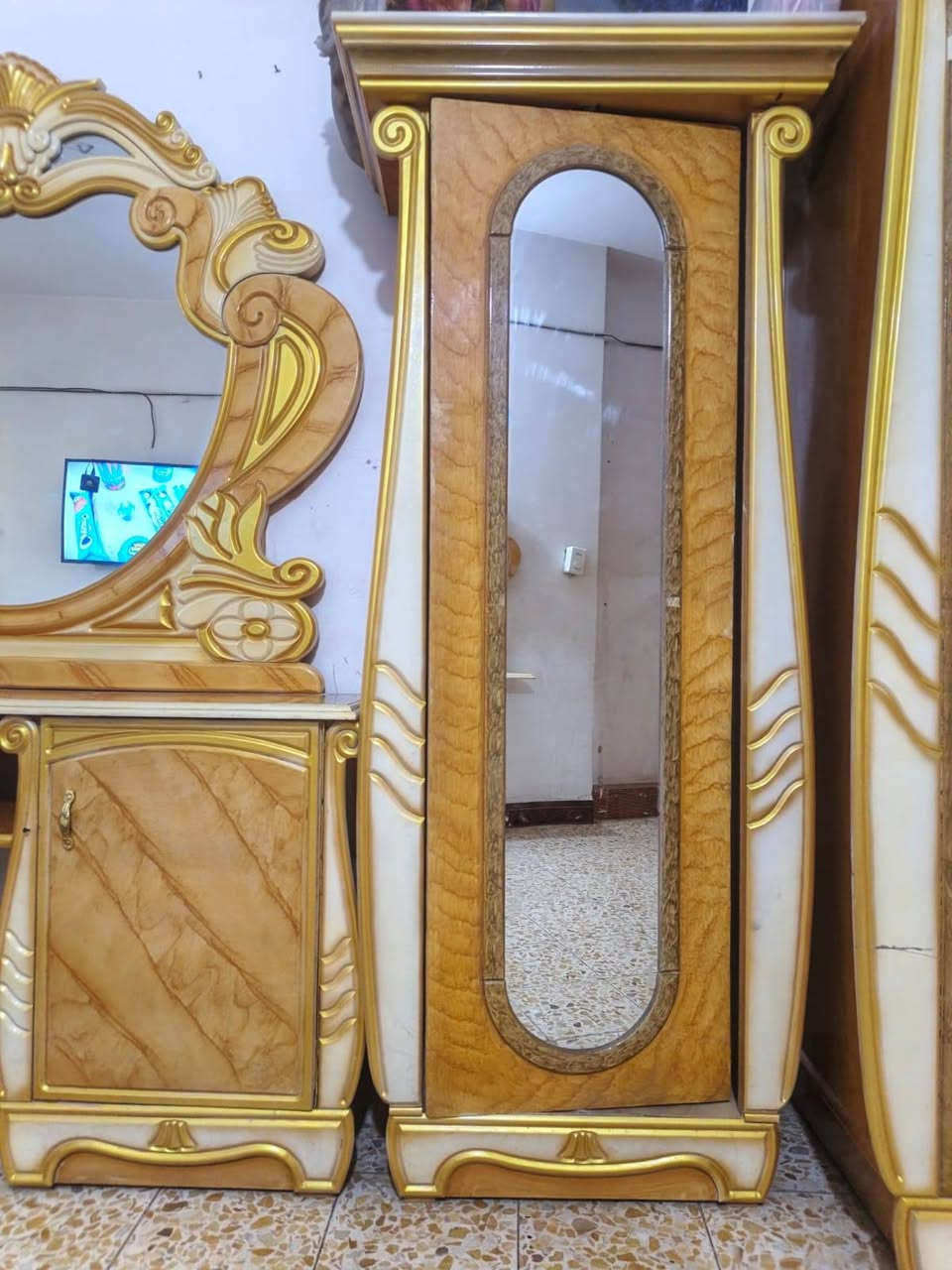 غرفه اخشاب كامله السعر ٥٠٠ العنوان الشعب شارع الصحه***********
