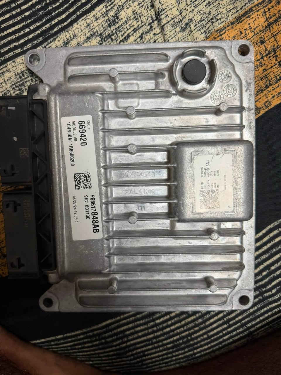 � للبيع كمبيوتر محرك (ECU) أصلي Mopar 🚨

للبيع كمبيوتر محرك أصلي Jeep Grand Cherokee L موديل 2025.

✅ أصلي وكالة (OEM).
✅ مفكوك من سيارة حادث فقط.
✅ الكمبيوتر سليم 100%، لا مصلح ولا مفتوح ولا ملعوب بيه.
✅ جاهز للبرمجة والتركيب.
✅ رقم القطعة: 68437018AJ
✅ صناعة: Mexico.

القطعة مناسبة لأصحاب الورش ومحلات قطع الغيار أو أي شخص يحتاج كمبيوتر أصلي بدل التجاري.

💰 السعر: 1,500,000 دينار قابل للتفاوض للجادين فقط.

📍 الموقع: بغداد
📞 للتواصل: (***********)

رجاءً السومات غير الجدية تمتنع، والبيع للجادين فقط

