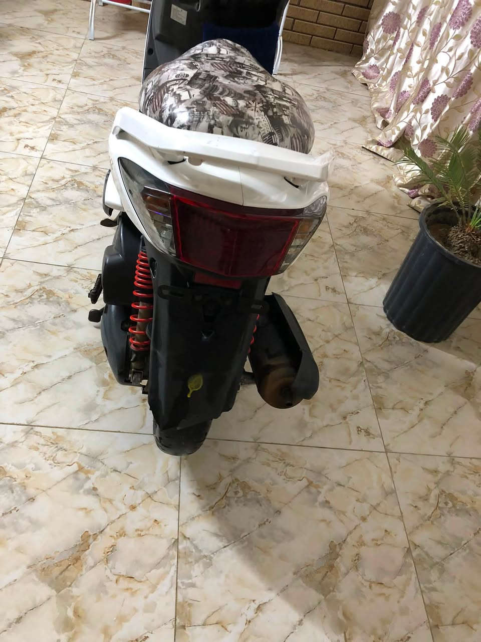 السلام عليكم اخوان عندي هاي الدراجه مال رنبه جديده مابيهه برغي نقص للبيع بغداد الشعب السعر مليون *********** بيهه مجال بسيط
