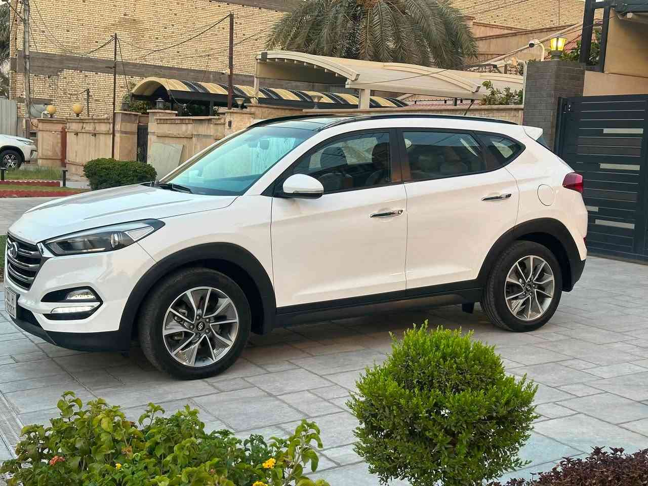 سلام وعليك
توكسان خليجي وكاله 
موديل 2018 
رقم بغداد الدولي تحويل ثاني يوم 
مواصفات السياره 
بنوراما 
كراسي جلد 
مري كهرباء اشاير بالمري 
حساسات 
بيها منضومة زينون اصلي ومتغير عدة اللوان
السياره مكفوله كفاله عامه من كل النواحي 
كير ومحرك وتبريد كفاله 
السياره جديده بمعنه الكلمه شمتصور جديده 
مكان السياره بغداد الكرخ 
السعر 178 $ 
الهاتف ***********
