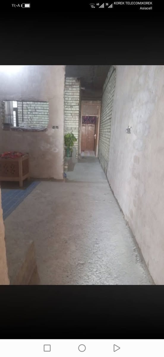 السلام عليكم بيت ١٠٠ متر غرفه واستقبال ومطبخ وساحه درج بي نقوصات قليله ب ٩ آلاف ٣علئ ١٠ مي كهرباء مجاري للاستفسار اتصال عل رقم ***********

