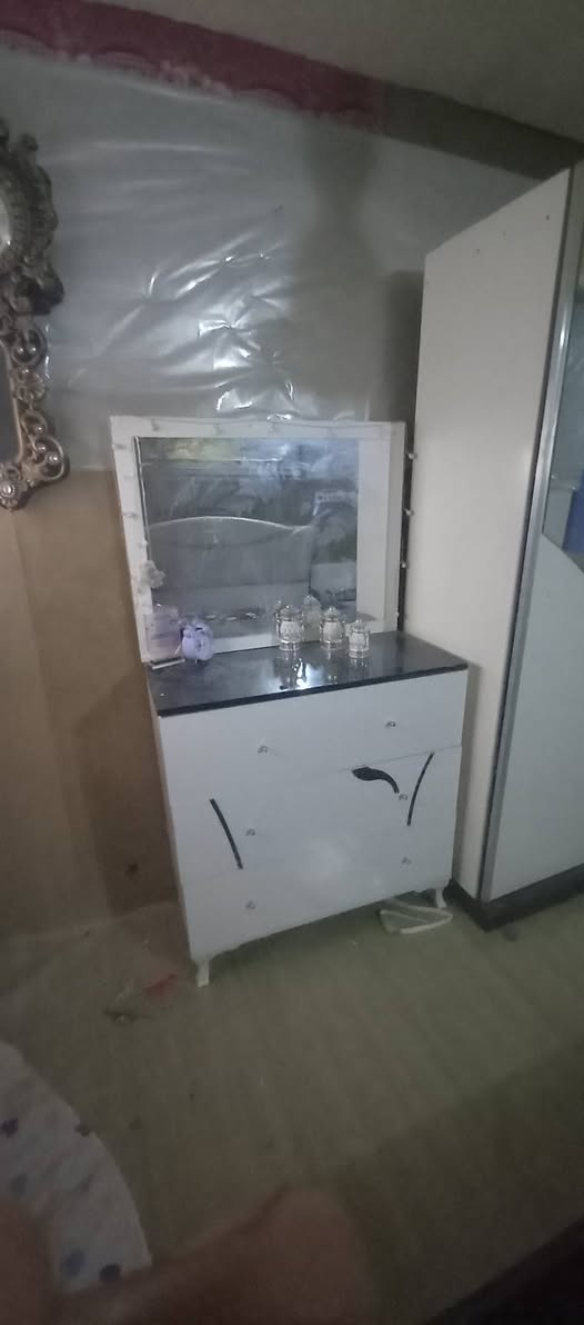 سلام عليكم  غرفه النوم ٣قطع السعر ٢٥٠  رقم الهاتف ***********
