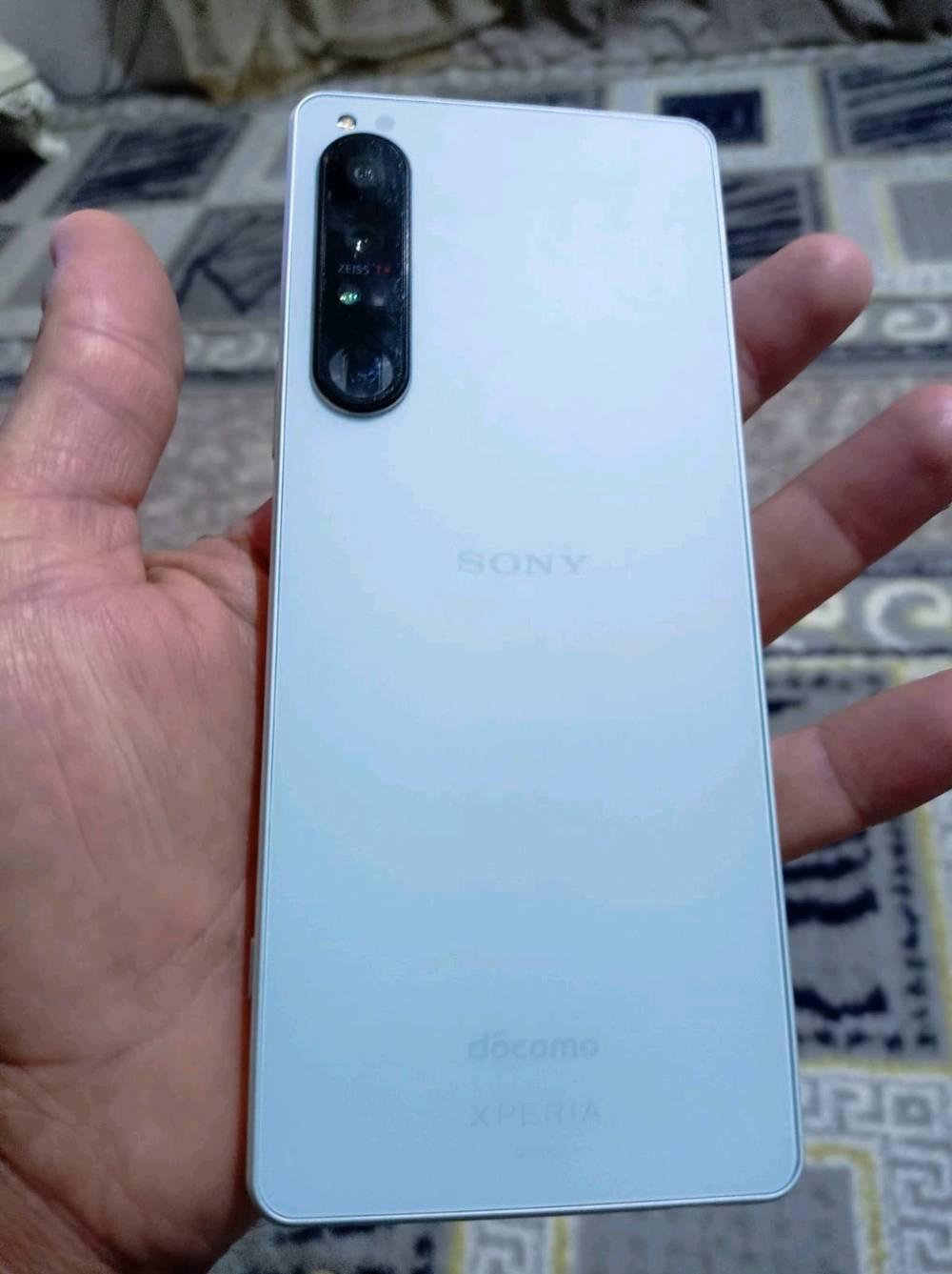 وني اكسبيريا 1مارك 4
للبيع: وحش التصوير والألعاب Sony Xperia 1 Mark III (مستعمل)

الجهاز غني عن التعريف، موجه لعشاق التصوير السينمائي، المونتاج، والألعاب الثقيلة بمواصفات أسطورية:

الشاشة: شاشة عملاقة بحجم 6.5 إنش من نوع OLED، وهي أول شاشة بالعالم تجي بدقة 4K حقيقية مع تردد 120Hz (سلاسة خرافية بالألعاب والتصفح وألوان تجنن).

المعالج: Snapdragon 888 يدعم الـ 5G، أداء جبار بالاستخدام الثقيل وبلعبة 90 فريم بكل استقرار.

الكاميرات (شغل احترافي): كاميرات بعدسات ZEISS الألمانية الشهيرة:

يدعم تصوير فيديو سينمائي بدقة 4K وبتردد 120fps (120 إطاراً في الثانية) لعمل لقطات Slow Motion ناعمة جداً.

ميزة فوكس العين السريع (Eye AF) لتتبع الهدف بلمح البصر وبدون تغويش.

عدسة زوم بصري متغير وحقيقي (تغير البعد البؤري تلقائياً).

تطبيق Cinema Pro و Photo Pro للتحكم اليدوي الكامل بموازنة الإضاءة والشتر مثل الكاميرات الاحترافية.

الذاكرة: رام 12 جيجابايت (RAM) مع ذاكرة تخزين 256 جيجابايت (ويدعم تركيب ميموري خارجي SD Card).

الصوت: سماعات ستيريو سبيكر أمامية مزدوجة صوتها عالي ونقي جداً، مع وجود منفذ سماعات 3.5 ملم (نادر بالهواتف الرائدة).

البطاريه5000   مللي أمبير تدعم الشحن السريع.

الميزات الإضافية: مقاوم للماء والغبار بمعوم
رايةه 300 الف مكاني نجف رقمي ***********