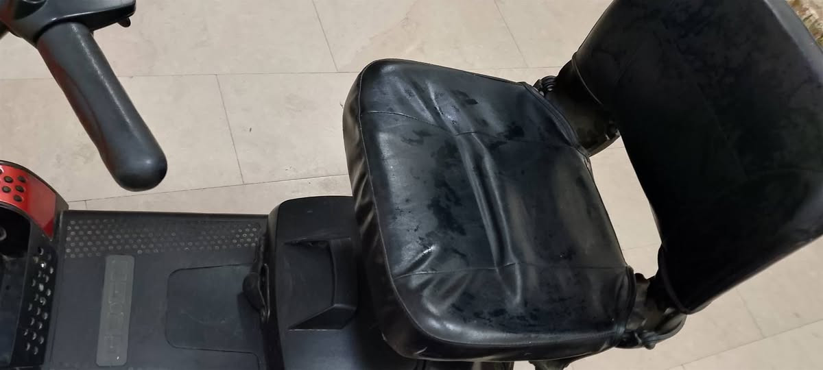 السلام عليكم
سيارة على الشحن
تشتغل تشغل ضوه وصوت الهورن بس 
بسبب متروكه صار سنوات اتوقع البطاريات هابطه 
وماتمشي
*ما وياها شاحنه
السعر ٢٥٠ مكاني بغداد السيديه
رقمي 
***********
