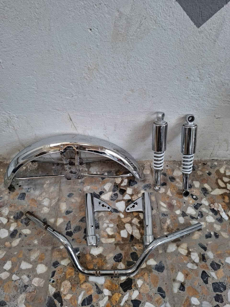 سلام عليكم غراض للبيع 
دبلات خلفية 
ويل اربعة كير هوه ودشلية 
ويل دبل سيم كامل 
جاملغ امامي 
مميات امامية 
ستيرن 
شوتة 
دشبول 
طبلة امامية 
راسطة باكستاني ثقيل 
راسطة ثانية 
صالنصة هية وشيال مالتة
حي الامين ***********
