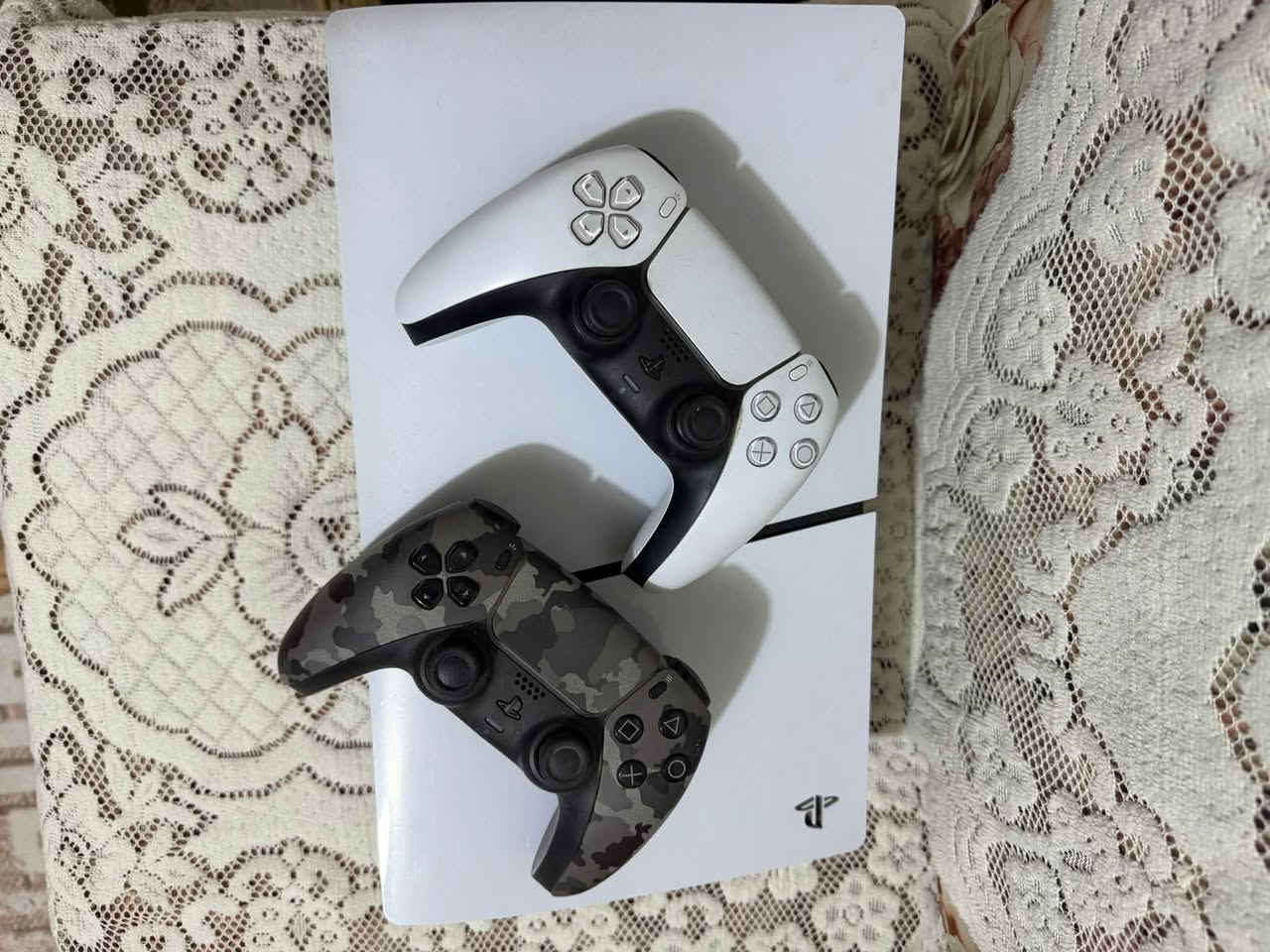 السلام عليكم ورحمة الله ps5  سلم ذاكرة ٥٠٠ ، الجهاز نظيف و مستخدم قليل استخدام شخصي ، الغراض كلها كاملة من كيبلات و كارتون ، ويا جوستك اضافي + ثلاث اقراص ( فيفا ٢٦،٢٤ و gta ) 
السعر ٨٥٠ و بي مجال بسيط 
***********
