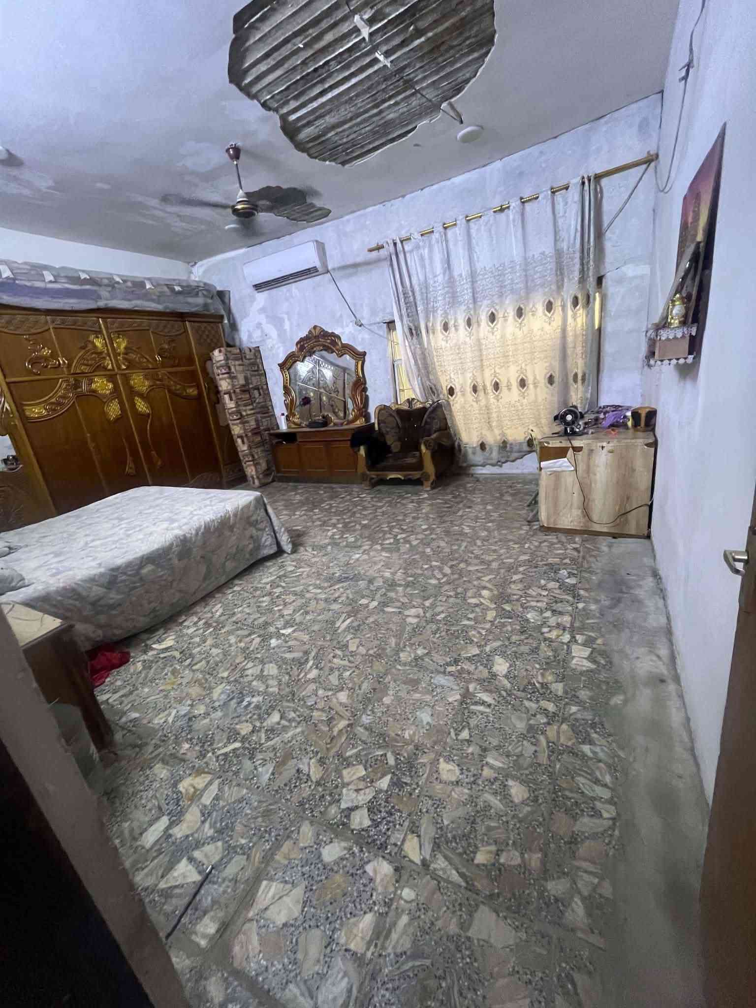 200 متر  خلف السنتر الجديد يبعد عن شارع  خمسين متر مجاري وتبليط مقرنص 
كهرباء درجه اولى خلف السنتر الجديد مساحه ٢٠٠ 
مجاري 
بواري مي كله شغل ممتاز 

الطابق الاول

غرف نوم 5*6
صاله6*5 
حمام3*2
استقبال 9*4
مطبخ6*4

الطابق الثاني
غرفه نوم8*6
صحيات 3*1 نص 
صاله 6*3
بلكونه 1*8ونص

يحتاج فقط لبخ الواجها 

ب ٦٨ وبي مجال قليل
