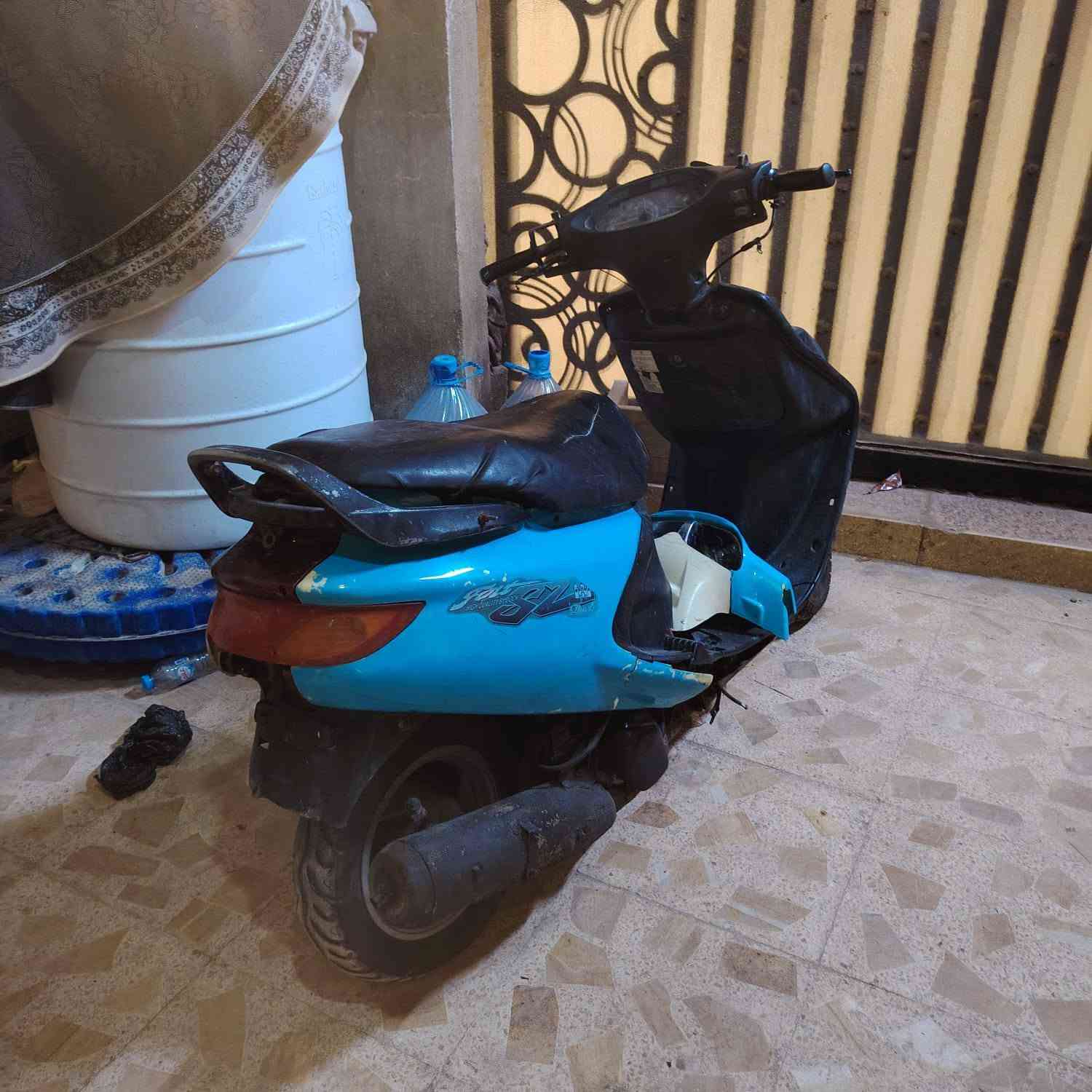دراجه فراشه للبيع ما ناقصها شيء بس الوجه القدام السعر 200 العنوان بصره الحيانيه شارع السيد ***********

