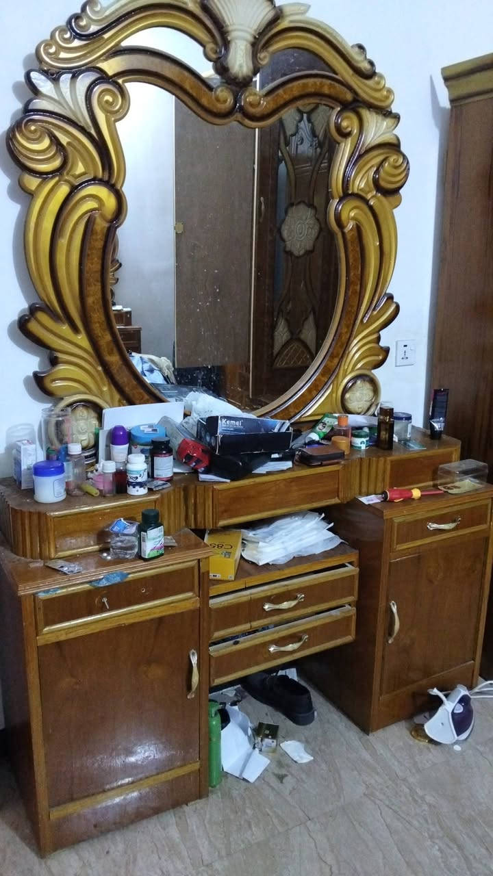 غرفة اخشاب نظافه فول  99  بالمية شهر من مشتريها 
سعر 650 الف    بيع علمود سفر 
***********
