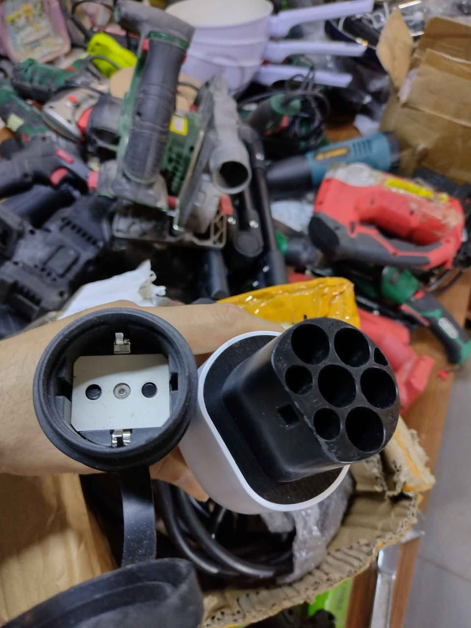 لۆک بەکارنەهاتوو
ئەم ئامێرەی لە وێنەکەدا دیارە ئاداپتەری V2L (Vehicle-to-Load) یان ئاداپتەری دەرکردنی کارەبایە لە سەیارەی کارەباییەوە:
 * چییە؟: ئەم ئاداپتەرە لەلایەکییەوە سەرێکی Type 2 (Mennekes) ی هەیە کە لە شوێنی شەحنکردنەوەی سەیارەکە دەدرێت، لەلایەکەی تریشیەوە سەری پلاک یان شوێنی کارەبای ماڵەوە (Schuko/EU Socket) ی هەیە. کارەکەی ئەوەیە کە ڕێگەت پێدەدات باتری سەیارەکەت وەکو پاوەرپانک/جێنەرەیتەر بەکاربهێنیت بۆ کارپێکردنی ئامێری کارەبایی ماڵەوە (وەکو پێداویستی کامپینگ، گلۆپ، درێل، ئامێری قاوە دروستکردن یان بەفرگر).
 * بۆ چی سەیارەیەک دەبێت؟: بۆ ئەو سەیارە کارەبایی و هێبریدیانە (PHEV) دەبێت کە سیستەمی V2L پاشکۆ دەکەن و سەرەکانیان Type 2 ئورووپییە. لەوانە:
   * سەیارەکانی هیۆندای و کیای نوێ (مانەدی Hyundai Ioniq 5, Ioniq 6, Kia EV6, Kia EV9).
   * بەشێک لە سەیارە چینی و ئەورووپییەکان کە بەرگەی V2L دەگرن (وەکو MG, BYD ئەورووپی).
 *

   .هذا الجهاز هو محول discharge y generator / V2L (Vehicle-to-Load) للسيارات الكهربائية:  
​ما هو؟ (ما عمله؟):
يُستخدم لتحويل طاقة بطارية السيارة الكهربائية إلى كهرباء منزلية عادية. يحتوي من جهة على مقبس Type 2 (Mennekes) الذي يركب في منفذ شحن السيارة، ومن الجهة الأخرى يحتوي على قابس كهرباء منزلي قياسي (Schuko / EU Socket). يتيح لك استخدام السيارة كمولد كهرباء متأرجح (Generator) لتشغيل الأجهزة المنزلية، أدوات الرحلات، الإضاءة، أو المعدات الكهربائية أثناء التخييم أو انقطاع الكهرباء.  
​لأي سيارات يصلح؟:
يصلح للسيارات الكهربائية والهايبرد القابلة للشحن (PHEV) التي تدعم تقنية V2L وتستخدم منفذ الشحن الأوروبي Type 2.  
​مثل سيارات هيونداي وكيا الحديثة (Hyundai Ioniq 5, Ioniq 6 / Kia EV6, EV9).
​بعض السيارات الصينية والأوروبية التي تدعم هذه الخاصية (مثل بعض طرازات MG و BYD
توصیل موجود السليمانية, العراق
