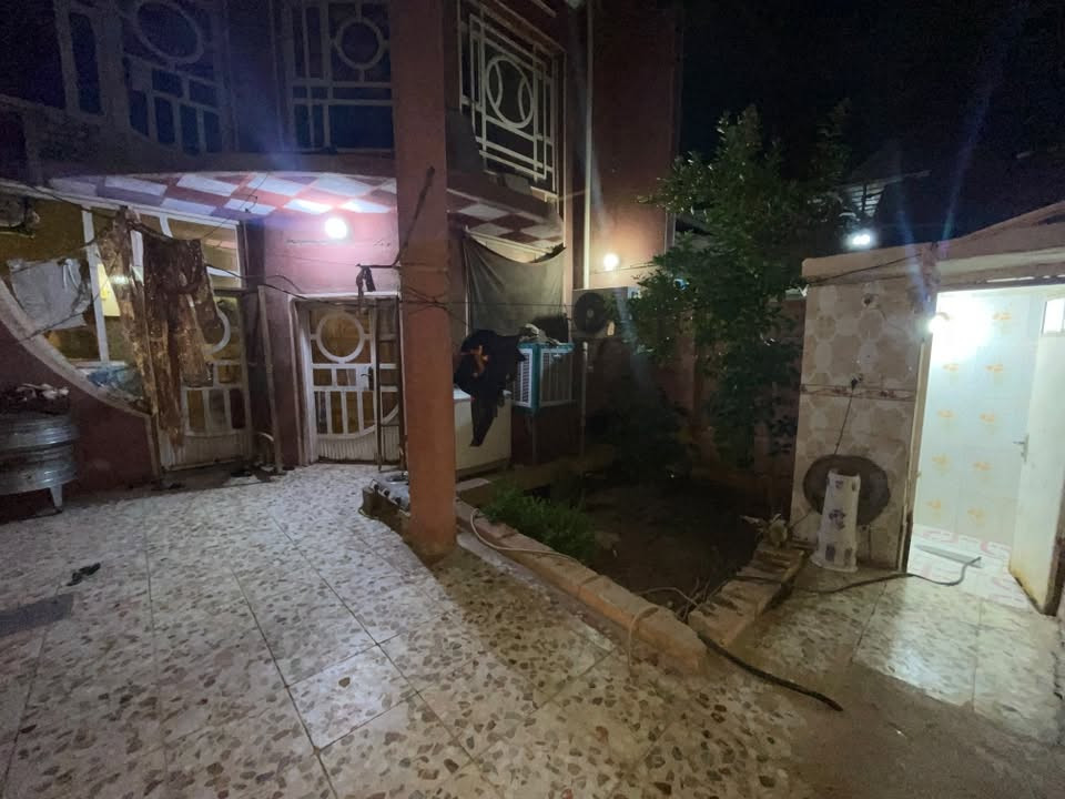 السلام عليكم للبيع متر 140 عرفه نوم كم ثلاث و حمام جوه ومطبخ و حديقة و استقبال ومرافق و الجريخي قرب شارع ٣٠ محله 221 السعر 120 رقمي صديقي ***********

