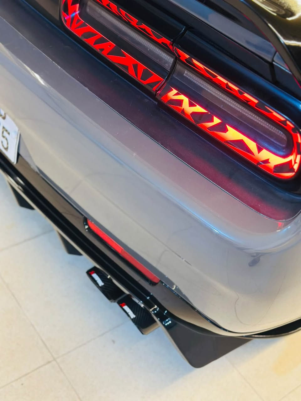 DODGE  CHALLENGER
-------------------------------------
#السعر : 127$ وبيه مجال بسيط 
‏
#رقم الهاتف : *********** 

#رقم السيارة : بغداد 

#مكان السيارة : واسط/العزيزية 
-------------------------------------
للبيع فقط بدون مراوس 
جالنجر موديل 2017 لون اسمنتي ماشية 88 الف وارد امريكي حادث سيارة جاملغ وبنيد ايرباك راجع سستم بلادي 

مواصفات بصمة دخول ذكي تشغيل عن بعد 

فتحة شاشة جبيرة تبريد قطعتين شفتات ستيرن 

محرك 6 سلندر 3600 تبريد شغال صدر امامي خلفي جديد 

رقم بغداد مشروع وطني هزة جديدة سنوية 2028 

 تحول مباشر سيارة نصبتهة كلش حلوة ومصروف عليهة 

ويل حجم 20 SRT تو سايز وتخم تاير جديد غرفتهة كلش نضيفة
