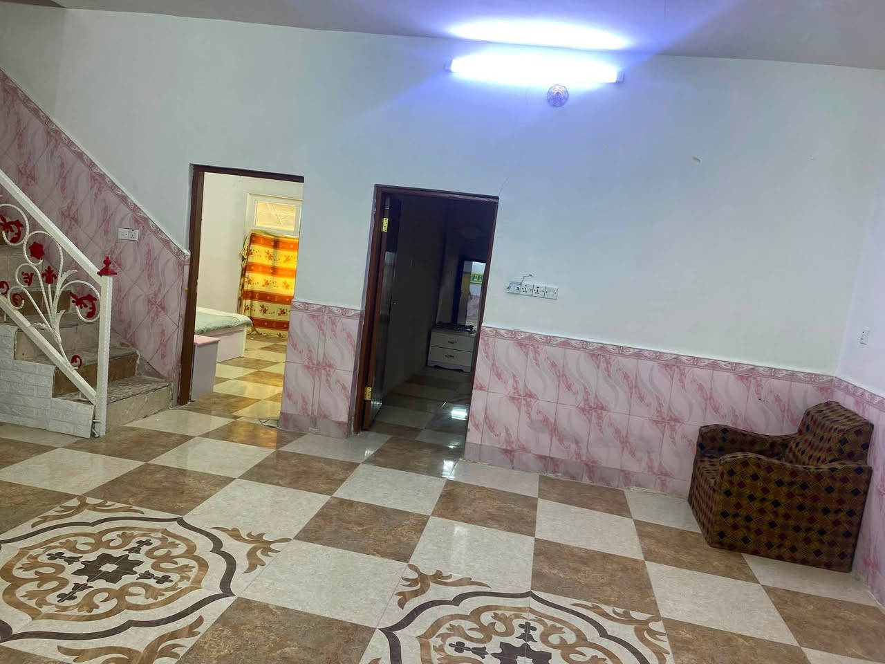 دار سكن لبيع طابقين
الموقع حي الجمهوري خلف ملعب الاتفاق
المساحة 192 متر
البناء غرفتين صالة مطبخ استقبال صحيات داخلية وخارجية 
الطابق الثاني غرفتين صالة 
البيت نظيف جدآ 
التواصل ***********

