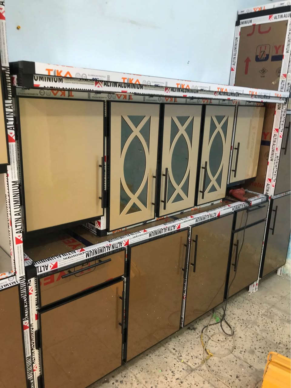 تخفيضات كاونترات مترين شرط شرط التزكام بليت واحد ملم نرماده حفر جرارات شفط نقش cnc تاج وكلوبات شغل درجه اولى ب400 واذا وياه سنك متر وربع مرمر ب600 يصير اللون حسب الطلب العنوان ناصريه شارع الاخلاص *********** ناصرية, ذي قار
