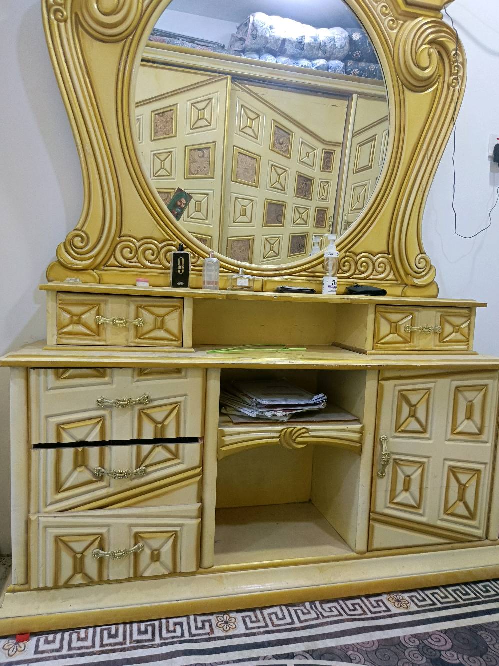 السلام عليكم غرفة اخشاب عراقي تصميم البيبان سلايت الغرفه بيها اضرار + تاخذها كاملة المكان بغداد مدينة الصدر قطاع ٣٣ 
رقم الهاتف /***********
ممكن تذكرلي شكد أبعاد الغرفة تقريباً، وهل هي مناسبة لغرفة نوم كبيرة لو متوسطة؟: 
غرفه نوب كبيره واسعه 
الأضرار المذكورة شنو نوعها بالضبط؟ هل هي خدوش بس، لو كسر/تفكك/مشاكل بالسلايد والدرج أو الأبواب؟: 
شخوط تزلغات  احد البوب عوزه بس تايرات وسجه
منو المصنع أو نوع الموديل إذا تعرفه، وهل الخشب عراقي صافي لو بيه خلط مواد ثانية؟: 
عراقي على باب سلايت
السعر شكد؟ وهل بيه مجال بالمساومة؟ وأيضاً التوصيل على حساب منو من منطقة مدينة الصدر لو بيه نقل متوفر؟: 
750 الف دينار عراقي 
السعر سبعمائه وخمسين ألف دينار عراقي  بيعه مستعجله 