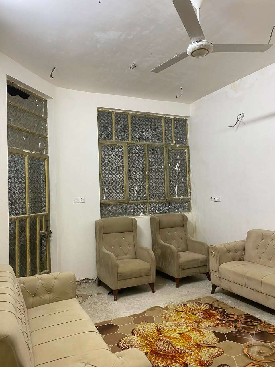 السلام عليكم عندي بيت يحتوي عله ستقبال و ثلاث صحيات ومطبخين حار وبارد ومساحت درج و سطحين قاطين ونص سعر100وبي مجال العنوان الامين السده طابو صرف الاستفسار عله هذه رقم ***********
