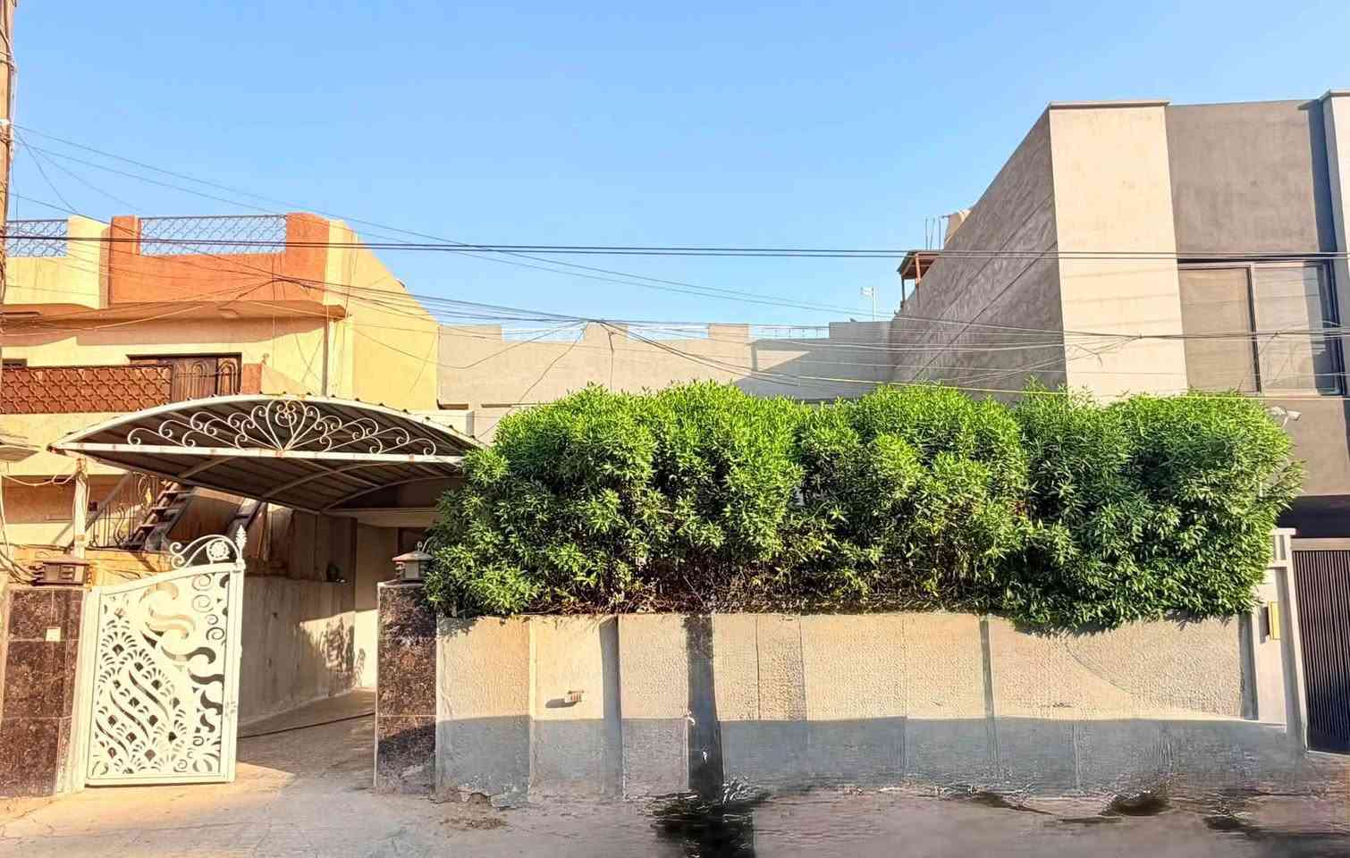 دار للبيع المساحه 200 متر الواجه 10 النزال 20 يحتوي على 4 غرف نوم او صاله او مطبخ او صحيات حي جهاد الخارجيه. الطباء. للاستفسار ***********. السعر مناسب.
