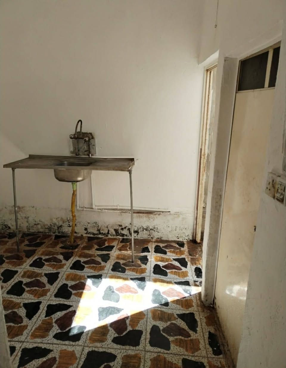 بيت سعره مناسب للي امكانيتهم ضعيفه
ملاحظه البيت عكاده ومايحتوي على غرفه نوم بس ك مكان مكانه حلو وقريب من الشارع مال الحر العام
التفاصيل:
 بيت50متر طاابق واحد بلوك عكاده مكانه الحر الصغير شارع المستوصف 
يبعد عن الشارع العام فقط150متر
عرض شارعه5 متر
السعر 25 قابل لتفاوض
ارجو التواصل واتساب سيتم تحويلك هنالك لراعي الملك مباشر
***********
