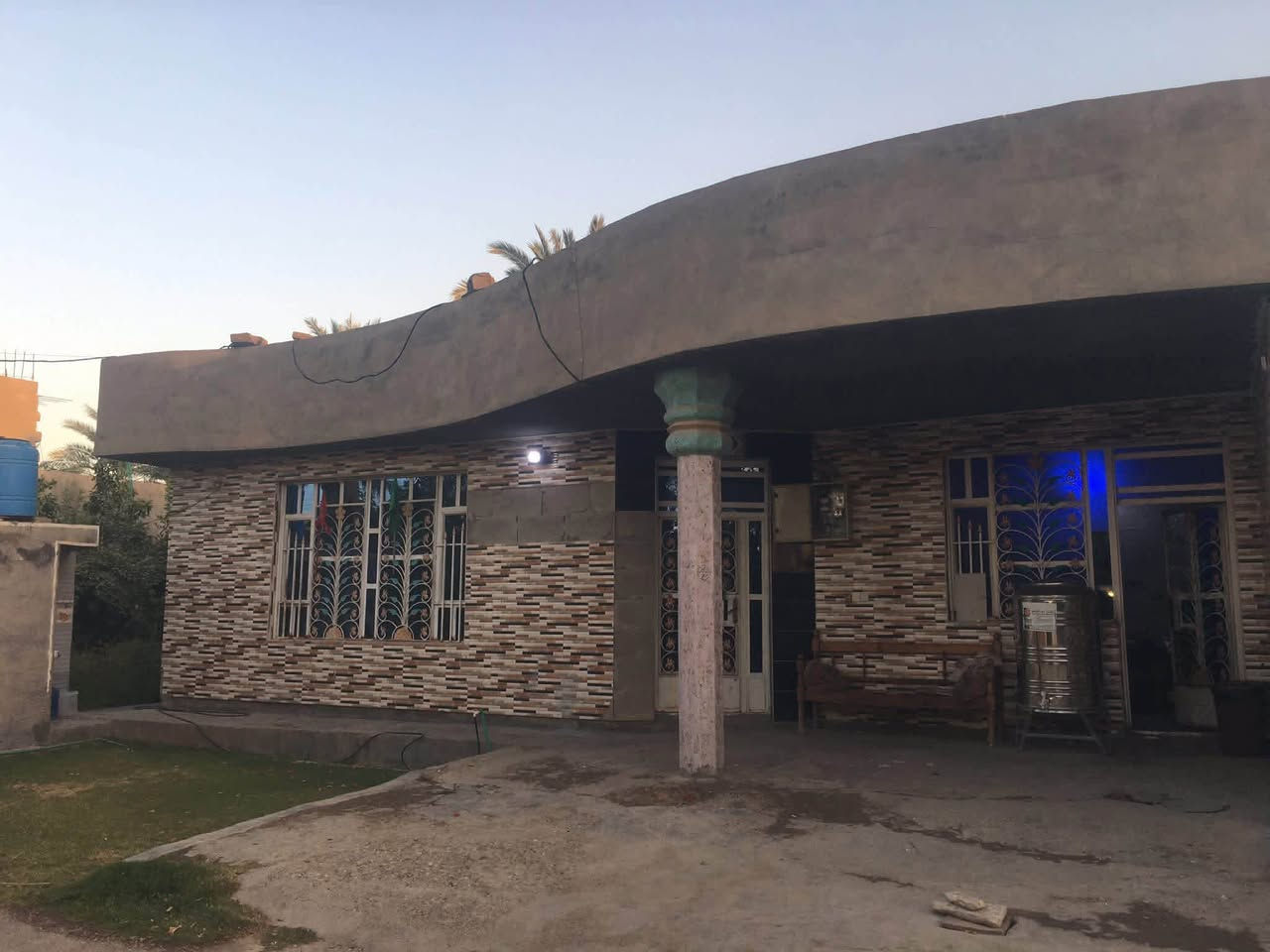 السلام عليكم
بيت للبيع مساحة 380وفوك 
قريب على شارع العام بينه وبين شارع العام بيت قريب على كوفي أمراء وكوفي هوى دجلة 
بناء 2016 
كامل مكمل من الخدمات 
بير ماء حلو صالح للشرب،للأزمات مي 
الغرف عدد2
وصالة وسطية كبيرة 
أستقبال 
صحيات خارجية
حديقة أمامية-جانبية كبيرة 
 بيتونة مساحة صغيرة 
الأستفسار/‬ ‭‬***********
أوقاف مكاتبته من زمن عثماني 
سعر 250مليون ، بي مجال خير من الله للشراي
