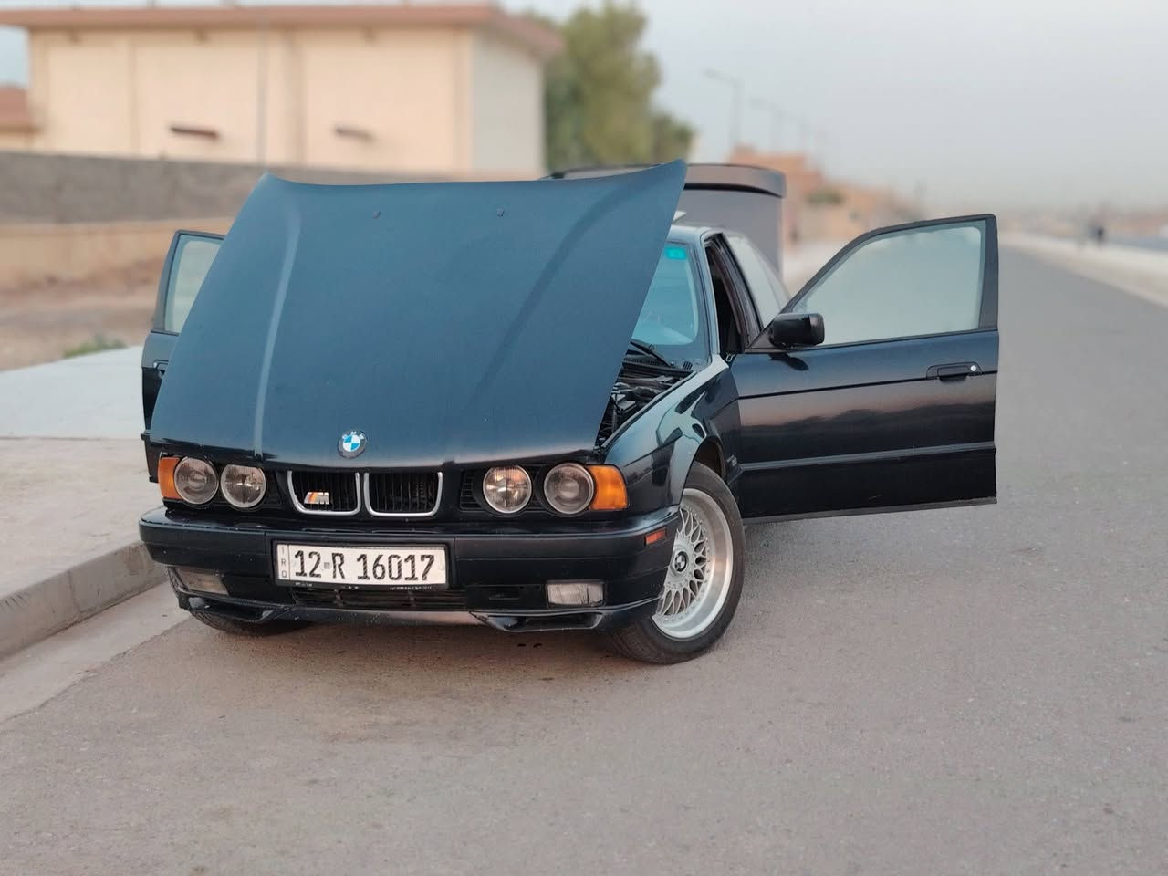 السلام عليكم  السياره بلاديه ماملعوب بيه ولا محور بيه اي شي  واعلا فائه بالمواصفات 
رقم نينوى دولي انا الشرعي 
موديل ١٩٩٤
حجم ٥٤٠ اصل بدون تحوير
مكينه ٨ سلندر
كير تماتيك
باور كهربائي بلادي 
كروس مثبت سرعه
ويل ١٧
تايرات جدد
باتري جديد
تبريد شاد منضومه جديده شرط قطعتين ثلج
غرفته جديده
جامات كهرب ويه القفل
فتحه طكتين
منضومه لايت آل اي دي أصفر 
وبيه هواي مواصفات
السياره اعلا فئه بالبي ام
السعر ٨٥ وبيه مجال
مكانه الموصل
التواصل ***********
***********
