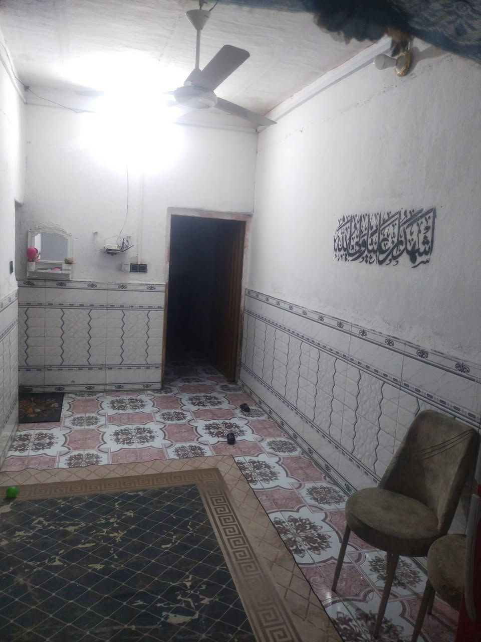بيت 160 متر قاط واحد  للبيع يتكون من 
استقبال ومطبخ وصاله وغرفه واحده 
وصحيات داخلية وخارجيه وبي كراج كلش جبير 

المنطقه حي الشهداء شارع مكتب الغاز  قرب المدرسة الصينيه 

***********
