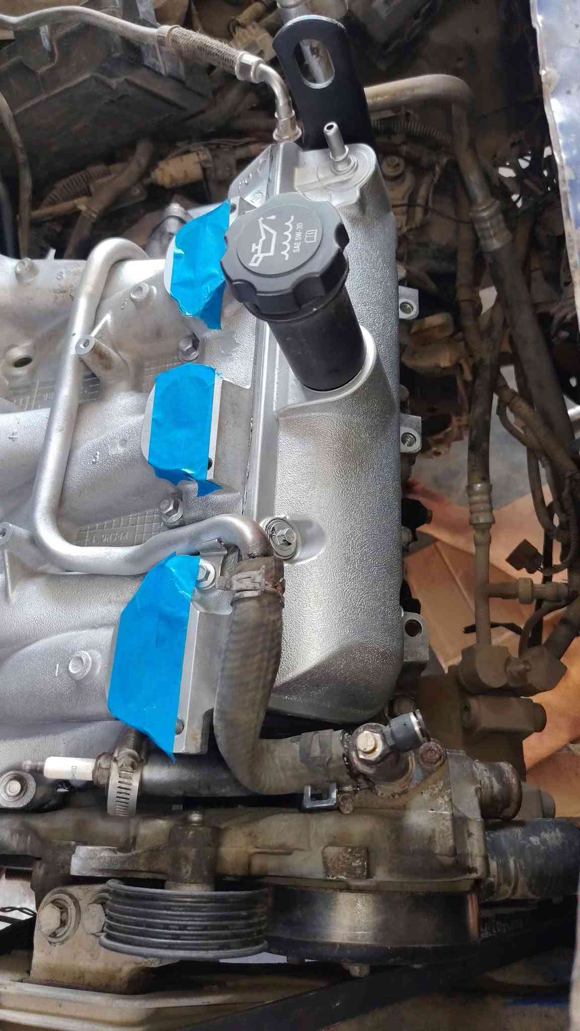 🔧🔥 تجفيت كامل لمحرك شفروليه إكونوكس 3400 GM 🔥🔧
موديلات 2007 – 2009

تم إنجاز تجفيت المحرك بالكامل داخل ورشة أنور سوزوكي وإكونوكس وعلى مراحل دقيقة:

🔹 تفكيك المحرك وفحص السلندر والكورات وعمود الكرنك.
🔹 غسل جميع أجزاء المحرك بالبخار المضغوط وإزالة الدهون والترسبات.
🔹 سنفرة وتنعيم وجه السلندر والتأكد من استقامته.
🔹 تجهيز الكورات: قص كرايم، تبديل البلاستك وتنظيف مجاري الزيت.
🔹 تبديل تخم رنكات STD وتخم بيرن بكن STD.
🔹 تبديل جبنة البكن ورأس عمود الكرنك.
🔹 تركيب تخم كازكيت أسبست سماكة 2 ملم.
🔹 تبديل واشرات الدكشن البارد والحار والهلالات الجانبية.
🔹 تبديل واشر التايمن كيس، كيس المحرك، قبق الولفات، كوع فلتر الدهن وبيت ولف الحماوة.
🔹 فحص وتنظيف منظومة التزييت والتبريد بالكامل.
🔹 صبغ السلندر والأنابيب الحديدية بصبغ حراري للحماية من الصدأ.
🔹 تجميع المحرك حسب القياسات والشدّات الصحيحة.
🔹 إضافة الدهن وسائل التبريد، ثم إجراء التشغيل الأول والفحص النهائي.

✅ تشغيل هادئ وصوت محرك صافي
✅ ضغط دهن وحرارة ضمن المستوى الطبيعي
✅ فحص التسريبات وقراءة بيانات المحرك بالجهاز
✅ شغل مرتب واهتمام بأدق التفاصيل

📍 ورشة أنور سوزوكي وإكونوكس
كربلاء – المنطقة الصناعية

🛠️ خبرة متخصصة بمحركات شفروليه إكونوكس 3400 ومحركات سوزوكي XL7 3600
