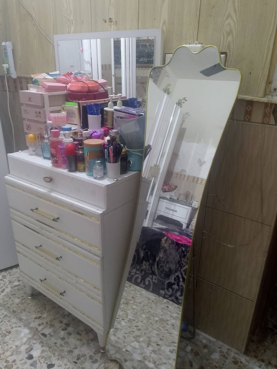 سلام عليكم غرفه نوم تركي 6 قطع اشتريتها 500 الف صار ثلث اشهر نضيفه رايدها 350الف قفل ملاحضه بس ابواب الكنتور يرادلهن شد رقم وتساب ***********
