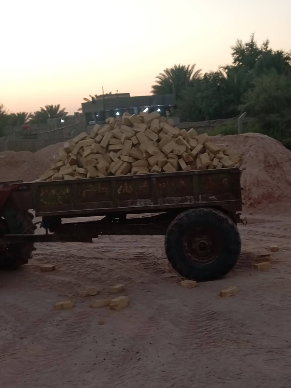 يتوفر لدينا جميع انواع مواد البناء الدرجة الأولى والبلوك وطابوك والرمل والحصو الأسود والأبيض والسبيس جميع المواد الاستفسار ***********. ***********
