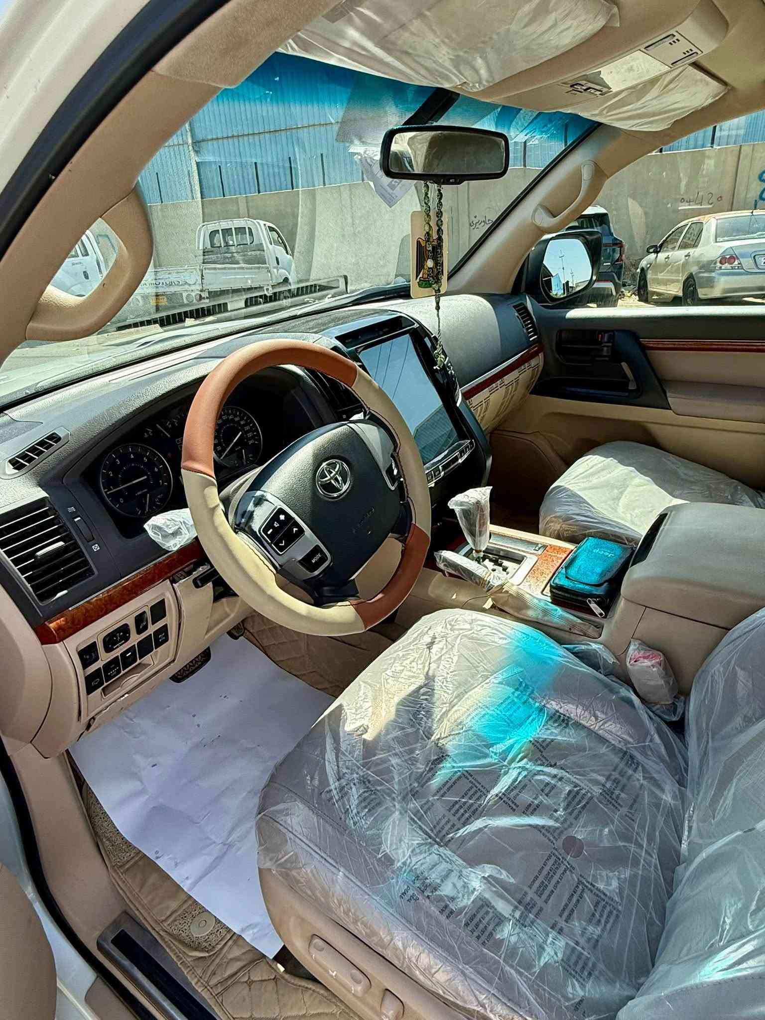 السلام عليكم لاندكروز موديل 13 فول مواصفات سونار موجود مكفوله من صبغ وتبديل وفتح فقط بارد مكانين ماشيه 105 حقيقي شرط وجرس وره 120 جاهزه السياره للاخير مكينه 8 سلندر مواصفات معروفه شاشه تسلا كامره تبريد ثلج كشن جلد وكهرباء وتدفئه وبلعافيه ع الياخذها هزه جديده ورقم اربيل الجديد بسمي تحويل ثاني يوم السعر 318 والشراي يدلل مكاني بغداد سريع حي العامل *********** وبي واتساب وخادم للطيبين
