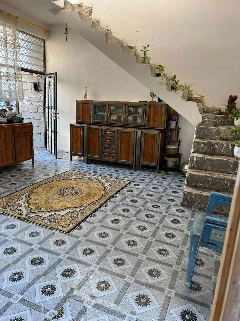 السلام عليكم دار للبيع في هوررحب خلف الروائي شركه المعمار الدار مساحه 100م واجها 10نزال 10 يحتوي الدار على غرفتين نوم وصاله ومطبخ وصحيات داخليه وخارجيه خدمات كامله ماء وكهرباء وتبليط (ملاحظه البيت نقص ارضيه واجهيه فقط) والسعر 65وبي مجال للاستفسار ***********///***********ابو سيف
